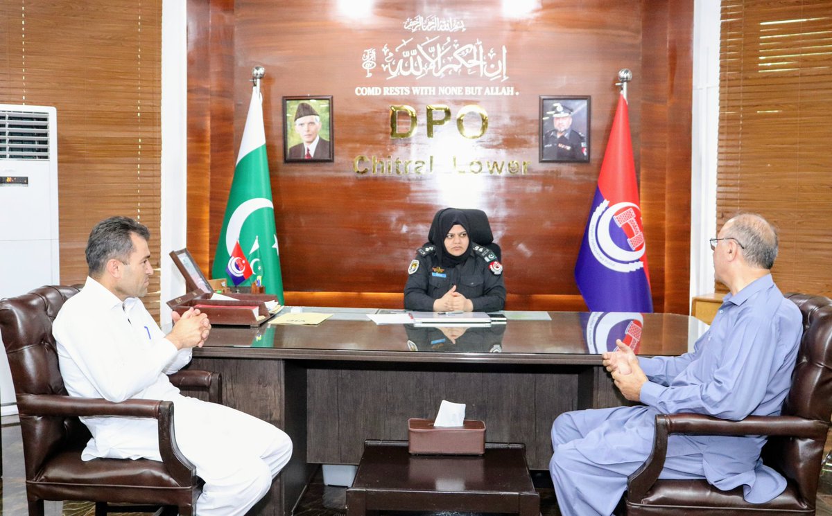 ChitralPolice's tweet photo. ڈی پی او لوئر چترال ریشم جہانگیر (PSP) نے اسماعیلی کمیونٹی کے رہنماؤں سے ملاقات کی۔ ملاقات میں امن و امان، مذہبی ہم آہنگی، منشیات کے خاتمے اور خودکشی کی روک تھام سمیت اہم سماجی امور پر تبادلۂ خیال کیا گیا۔ ڈی پی او نے پائیدار امن کے فروغ میں کمیونٹی کے کردار کو سراہا۔ https://t.co/p5RIE76ldW