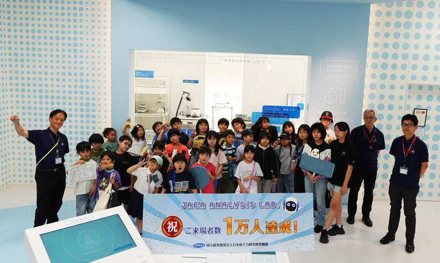 JAEA_japan's tweet photo. #JAEA ANALYSiS LAB. は、7/9(木)大熊町の #ゆめの森放課後児童クラブ の皆さんにご参加いただき、来場者数1万人達成記念セレモニーを開催しました🎊
これからも、分析の楽しさを体験できる施設として、皆さまのお越しをお待ちしています✨
#JAEA福島 #大熊町 #ゆめの森 #分析 https://t.co/TPj9vMl0KV