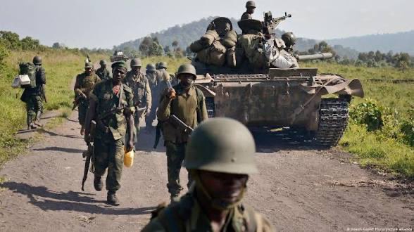 KitambalaMarcel's tweet photo. Agression de la #RDC par le Rwanda : le gouverneur a.i. du Sud-Kivu alerte sur la présence de mercenaires français au front

« Nous avons ces informations d'utilisation par l'ennemi de mercenaires français à partir de la localité de Kasiba. Parce que les drones qui sont tirés dans cette zone viennent de Kasiba, Kavumu, et d'autres viennent du territoire rwandais et on les lance vers le territoire congolais », affirme le gouverneur a.i. Jean-Jacques Elakano.

Image d’illustration