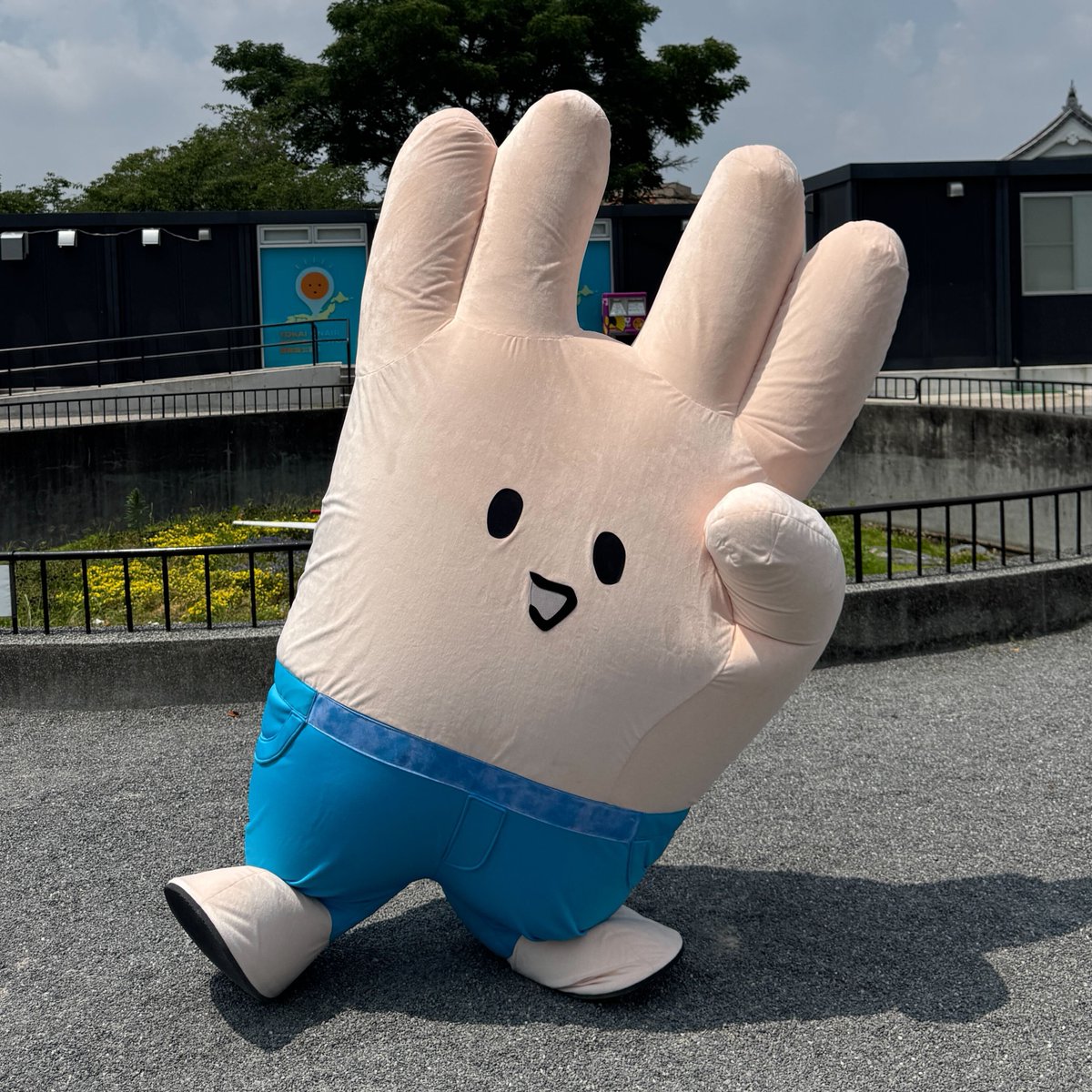 TOKAIONAIRPOPUP's tweet photo. 【ピースの二乗のあいつ グリーティング】

今日はピースの二乗のあいつ🖖が登場予定！
時間は11時/13時/15時の3回！
※当日の気温や天気によって、登場時間が急遽変更となる可能性がございます。

冷たくて美味しい葛バーも一緒に販売します！
ぜひご賞味ください！

#TO_STORE https://t.co/voYa2qN4f0