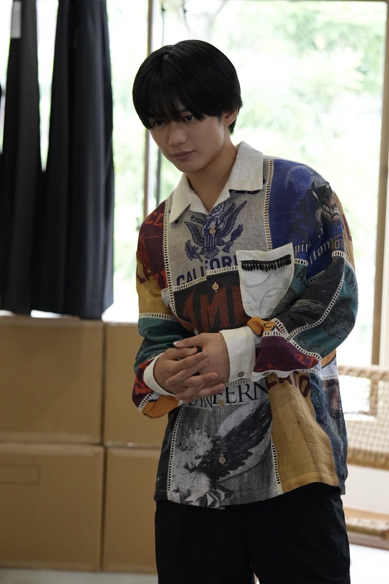 mayumi_obc's tweet photo. 2ポーズ目
いろんな柄が集まった一つの素敵なシャツですっ♪ https://t.co/4ssCXgfRQS