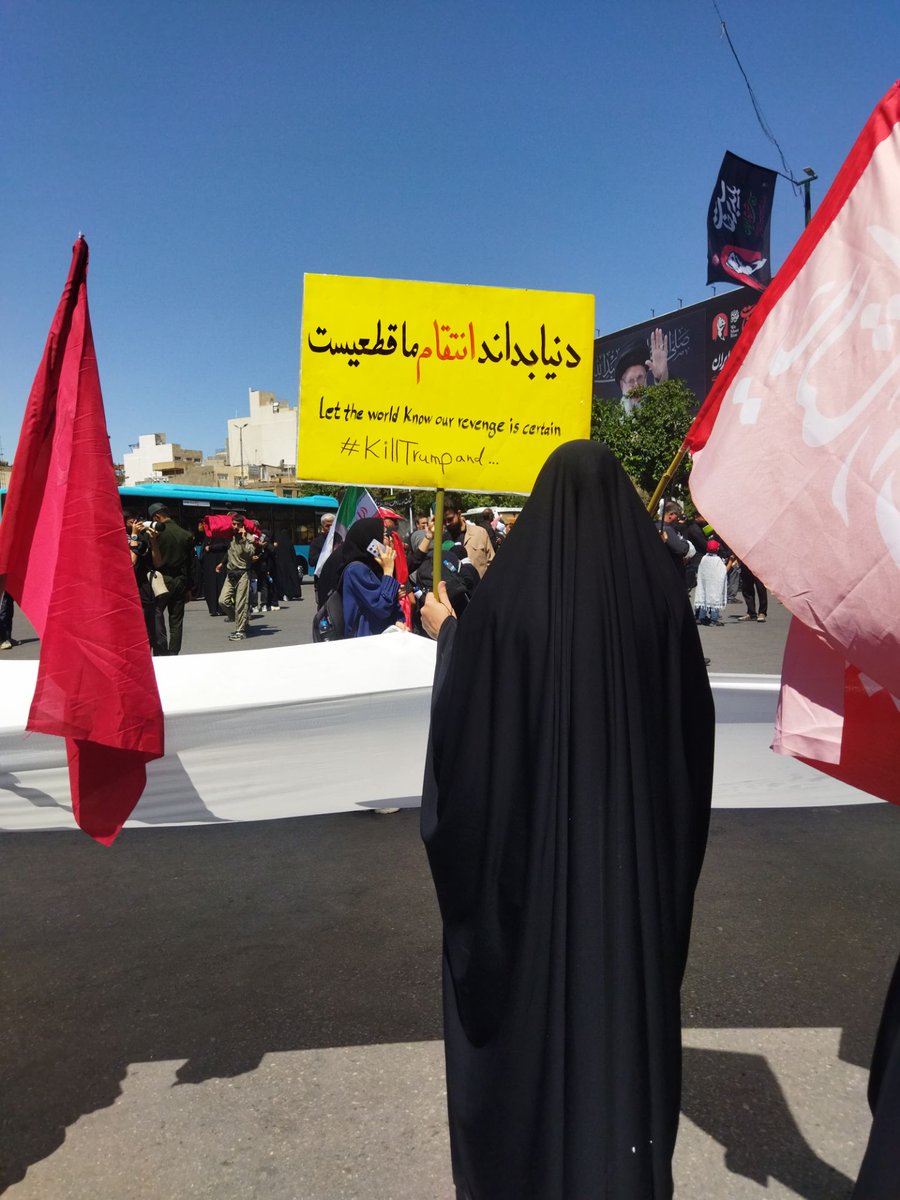 hasln552897's tweet photo. آقا جان حسرت دیدارت بردلمون موند...💔 اما برا وداع باشما باجوون دل  در مراسم تشییع پیکر متبرک وعزیزت شرکت کردم. 

#باید_برخاست https://t.co/h567pZJPGJ
