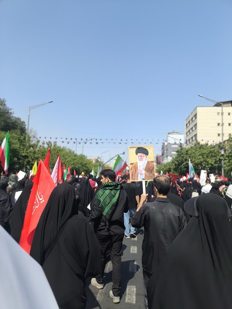 hasln552897's tweet photo. آقا جان حسرت دیدارت بردلمون موند...💔 اما برا وداع باشما باجوون دل  در مراسم تشییع پیکر متبرک وعزیزت شرکت کردم. 

#باید_برخاست https://t.co/h567pZJPGJ