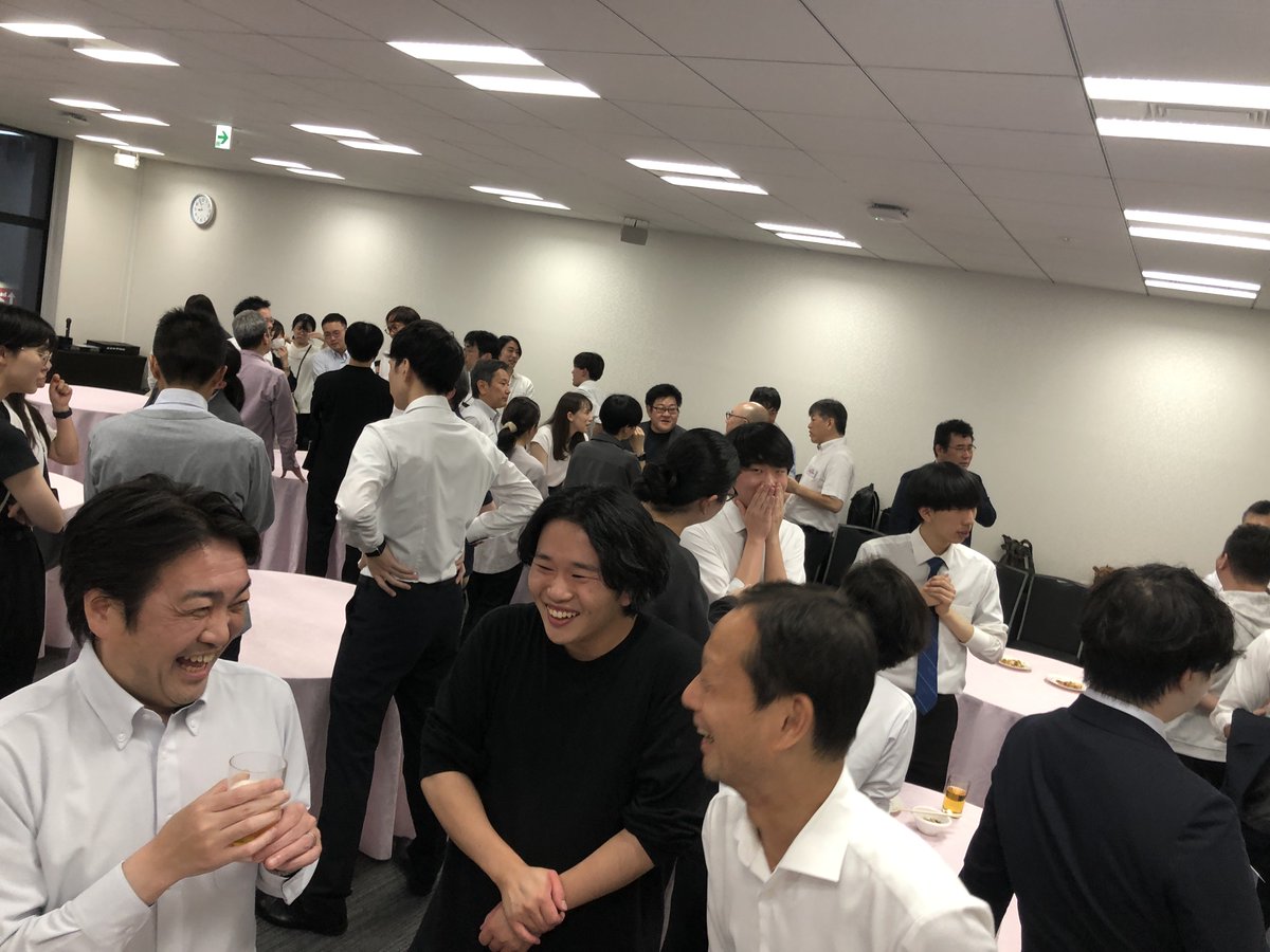 orangearch_rec's tweet photo. 18期上期【事業報告会＆懇親会】
『スキルと努力を正当に評価する』
チームや若手の努力と成長を表彰し、自発的な活動を全社展開
懇親会のくじ引きでは当選者の「最近の小さな幸せ」を発表
みんなで幸せを分ち合い、笑顔でおひらきとなりました
#オレンジアーチ #スペシャリスト集団 #いっしょに働こう https://t.co/LkV7wPoBhl