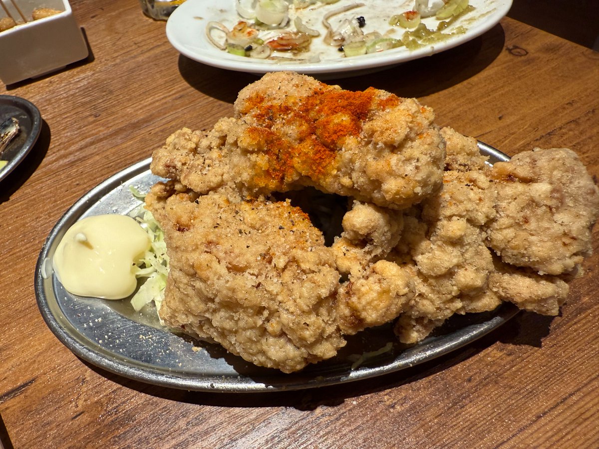 osaka2shin's tweet photo. 大阪民に聞きたい。

今でも「安くてちゃんと飲める店」って、どこがありますか？👀

難波にある「新時代」はコスパ◎過ぎて震えた😳

名物の伝串が1本50円（税込55円）という衝撃価格。

「まぁ安いし、とりあえず頼んでみるか」と注文したら、甘辛い味付けでお酒が進む進む😂

気づいたら追加注文を繰り返して、テーブルが串だらけになってました。

最近は何でも値上がりしてるから、こういう気軽に飲める店はありがたい🍺

大阪で「ここはまだ安い！」と思うコスパ最強居酒屋、教えてください👀

#大阪グルメ
#グルメ
#焼き鳥
#大阪居酒屋
#居酒屋