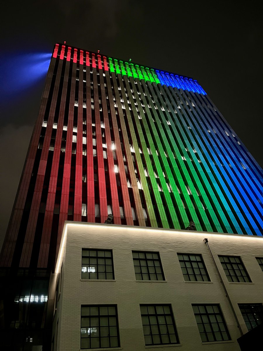 kawasaki_pr's tweet photo. 7月1日にたくさんの方に見ていただいた、市役所本庁舎ライトアップ。もう一度楽しめます😊
10年前の7月15日に発表した川崎市ブランドメッセージ。その10周年を記念して、市役所本庁舎をライトアップします❤️💚💙
🗓️7月15日(水)〜7月17日(金)
📍川崎市役所本庁舎
🕖日没頃（19時頃）～22時
➡️https://t.co/NHLxVwRolm
#かわさきいいね