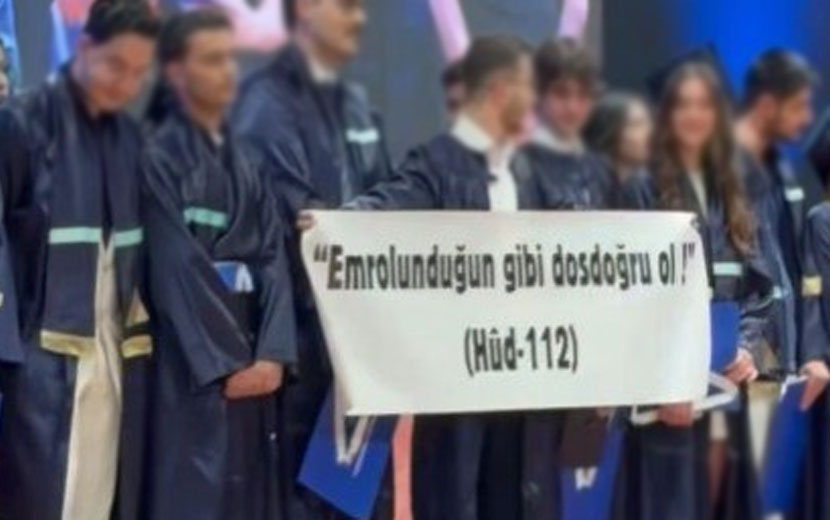KokluDegisim's tweet photo. Kur'an Ayetini Hazmedemeyenlere Cılız Tepki 

Yeditepe Üniversitesi'nin mezuniyet töreninde Kur'an-ı Kerim'den “Emrolunduğun gibi dosdoğru ol” ayetinin yazıldığı pankart, diğer öğrenciler tarafından önüne geçilerek sansürlendi; Rektör Yardımcısı Sedefhan Oğuz ise bu çirkinliğe "İşte Yeditepe ruhu" diyerek alkışlamıştı.

YÖK, mezuniyet töreninde ayet yazılı pankartın kapatılmasına ilişkin soruşturma başlatırken, Yeditepe Üniversitesi de yaptığı açıklamada, “Üniversitemizin İslam dini karşıtı bir duruşu yok, gerekli idari inceleme başlatıldı” bilgisini paylaştı ve "Pankartın açılmasına kurumsal olarak herhangi bir engelleme yapılmadı" açıklamasında bulundu.