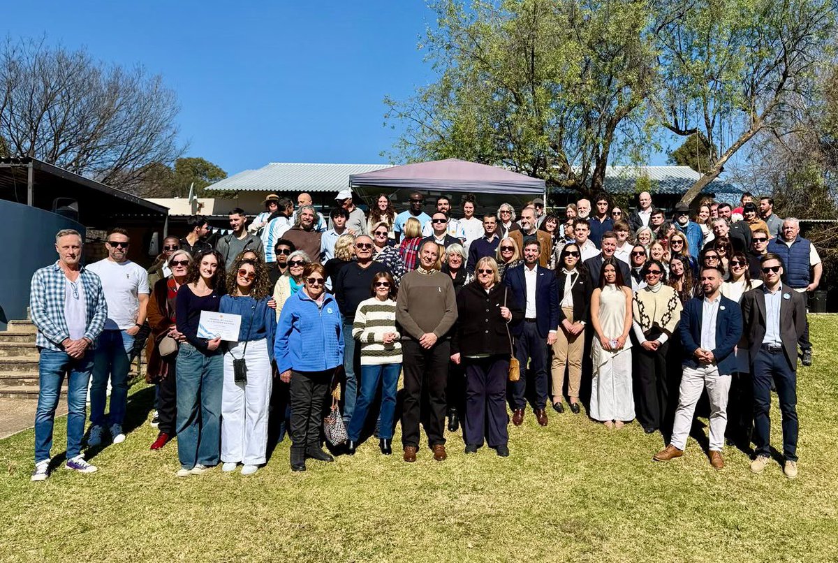 EmbARGENTINA's tweet photo. ¡Celebramos el Día de la Independencia con la comunidad 🇦🇷 en 🇿🇦!

Además, tres argentinos prometieron lealtad a la Bandera en una ceremonia cargada de emotividad y significado.

¡🇦🇷 Viva la Patria 🇦🇷! https://t.co/axUBpt5aSt