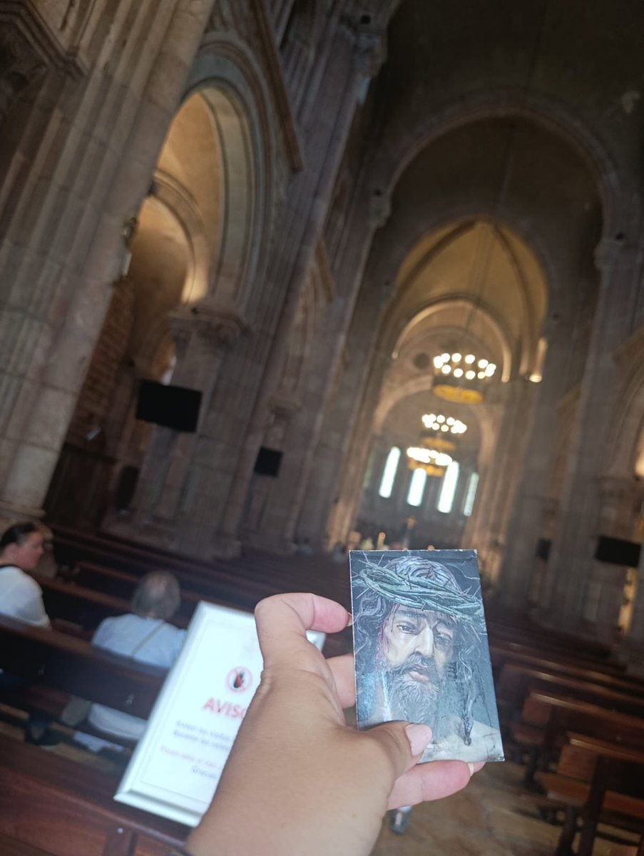 AbnegacionSB's tweet photo. 💙 Desde la Basílica de Santa María la Real de Covadonga nos llegan estas estampas de fieles devotos de Nuestro Padre Jesús de la Abnegación.

Faro, luz y guía de cada día en nuestro camino, bendiciendo cada paso y acompañándonos siempre.

#SomosAbnegación https://t.co/nTL20OcBK2