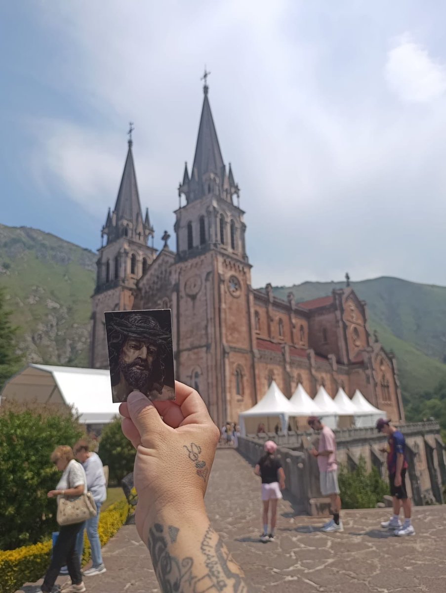 AbnegacionSB's tweet photo. 💙 Desde la Basílica de Santa María la Real de Covadonga nos llegan estas estampas de fieles devotos de Nuestro Padre Jesús de la Abnegación.

Faro, luz y guía de cada día en nuestro camino, bendiciendo cada paso y acompañándonos siempre.

#SomosAbnegación https://t.co/nTL20OcBK2