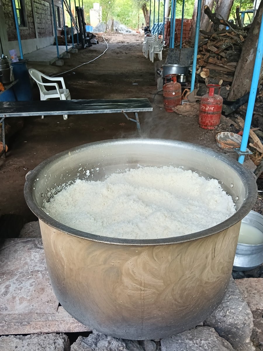 vellingiriswami's tweet photo. 10.07.2026  குருநாதரின் ஜீவசமாதியில் இன்றைய நாள் குருநாதரை தரிசிக்க வரும் பக்தர்களுக்கு பிரசாதம் தயார் செய்யப்பட்டுள்ளது.

#vellingiriswamigal
#vellingiriswami
#vellingiriswamijeevasamathi
#வெள்ளிங்கிரி_சுவாமி
#வெள்ளிங்கிரி_சுவாமிகள்_ஜீவசமாதி https://t.co/1f7LTn6m3R