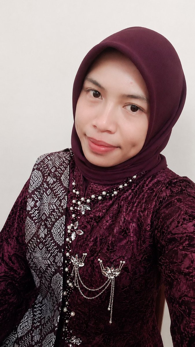 ndyaa_H's tweet photo. Boleh ga wisuda pke kebaya aja 😕 https://t.co/r8gqe5e02X