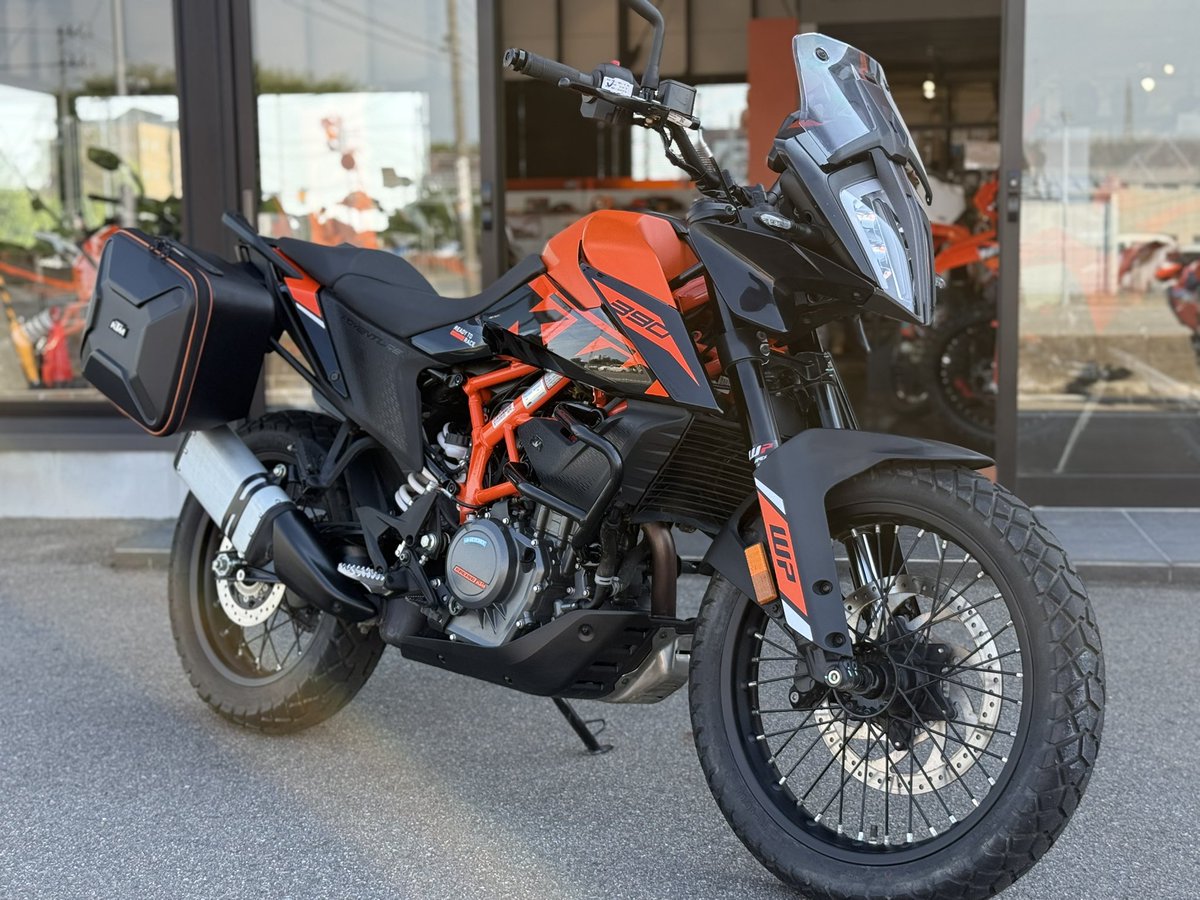 ktm_suzuki's tweet photo. 🔥新規入荷車両🔥

KTM 390 Adventure SW 2023年モデル！
新車1オーナー車両！サイドバッグセット装備済み！
ETC別体型もついてお乗り出し698,000円(税込)にて販売中🔥

https://t.co/0MNjFxbGqs https://t.co/2yu9MX0TvZ