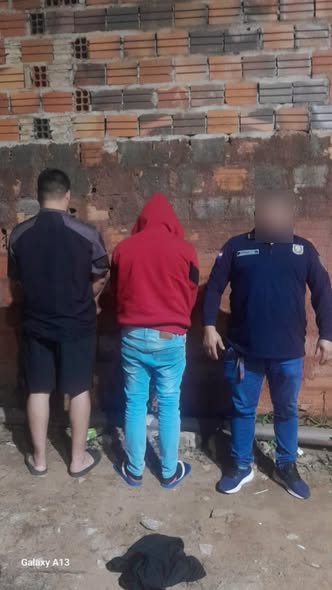 policia_py's tweet photo. 𝗖𝗲𝗻𝘁𝗿𝗮𝗹 | 𝗔𝗹𝗹𝗮𝗻𝗮𝗺𝗶𝗲𝗻𝘁𝗼𝘀 𝘀𝗶𝗺𝘂𝗹𝘁𝗮́𝗻𝗲𝗼𝘀 𝗱𝗲𝗿𝗶𝘃𝗮𝗻 𝗲𝗻 𝗱𝗼𝘀 𝗮𝗽𝗿𝗲𝗵𝗲𝗻𝘀𝗶𝗼𝗻𝗲𝘀 𝘆 𝗹𝗮 𝗶𝗻𝗰𝗮𝘂𝘁𝗮𝗰𝗶𝗼́𝗻 𝗱𝗲 𝗮𝗿𝗺𝗮𝘀 𝘆 𝗼𝘁𝗿𝗮𝘀 𝗲𝘃𝗶𝗱𝗲𝗻𝗰𝗶𝗮𝘀.
https://t.co/AbXqfvZ73s
@MDI_Paraguay https://t.co/YvfQ0VAXSO