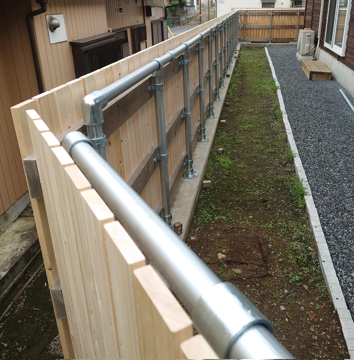 Shinnosuke_DIY's tweet photo. 桧ウッドフェンス
全ての縦板が貼り終わりました😀✨️

擁壁天端が水平では無いので、縦板の長さを変えて調整

お隣さんとの境界の所は意地でもお邪魔しない様に、内側から身を乗り出して1枚1枚施工しました😅
めちゃくちゃ大変だった😵‍💫

何とか形に出来て本当に良かった☺️✨

あとは鉄媒染です🫡 https://t.co/K8zvHTXVZw