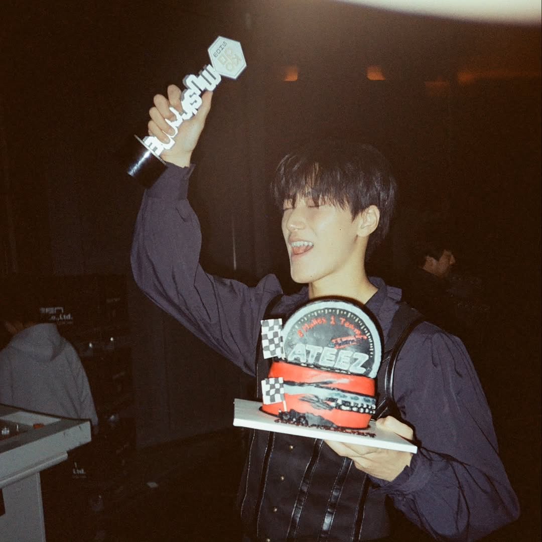 atz8_okra's tweet photo. 우리 귀여미 사니 올해도 생일 축하해🎂💐
여줌 산이랑 에이티즈 한국에서 날리났네ㅎㅎ
저도 진짜 놀라는데 그래도 노력하는 결과라도 생각했으니까 너무 기뻐…🥹
사실 조금 쓸쓸하지만 티니가 언제나 옆에있는걸 잊지 않아 주신다면 좋겠어⭐彡

태어나줘서 고마워 사랑해💜

#ATEEZ #에이티즈 #SAN https://t.co/D3cQ4OXGmV