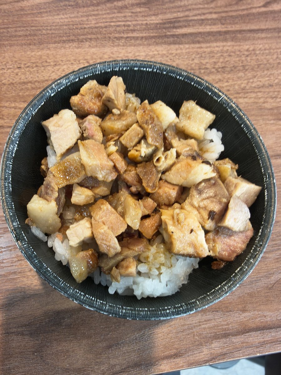 rygar1000's tweet photo. #との丸家八千代店
ラーメン並、キクラゲ、
半チャーシューまぶし

都内と京葉道路の渋滞での渋滞疲れを癒しに来たらめちゃ身に染みたー
いつも以上にバチバチのスープで、うめぇのなんの🤤
スープと水のコンボが止まらなかった🤤
今日のは過去一キマってたスープかも👌

ごちそうさまでした😋 https://t.co/no4SJucVao