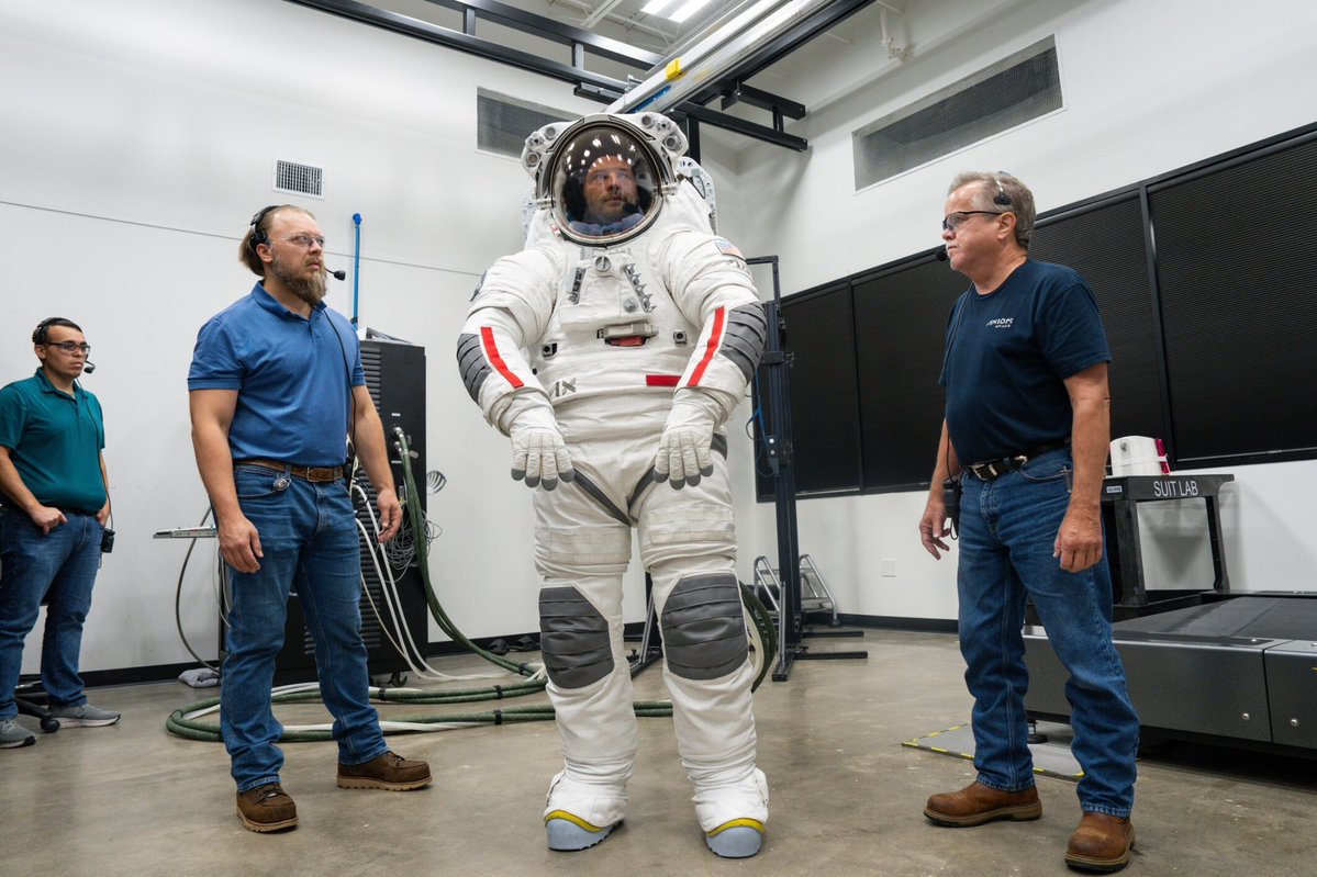 mushmulk's tweet photo. NASA and Axiom Space demonstrated #AxEMU - the new lunar space suit for #ArtemisIII. 🇮🇹Prada helped design the inner part of the suit, regulating the body temps with active cooling/heating system. Weight increased to 136kg, but also increased flexibility and movement freedom 1/2 https://t.co/rYhEnSNp9r
