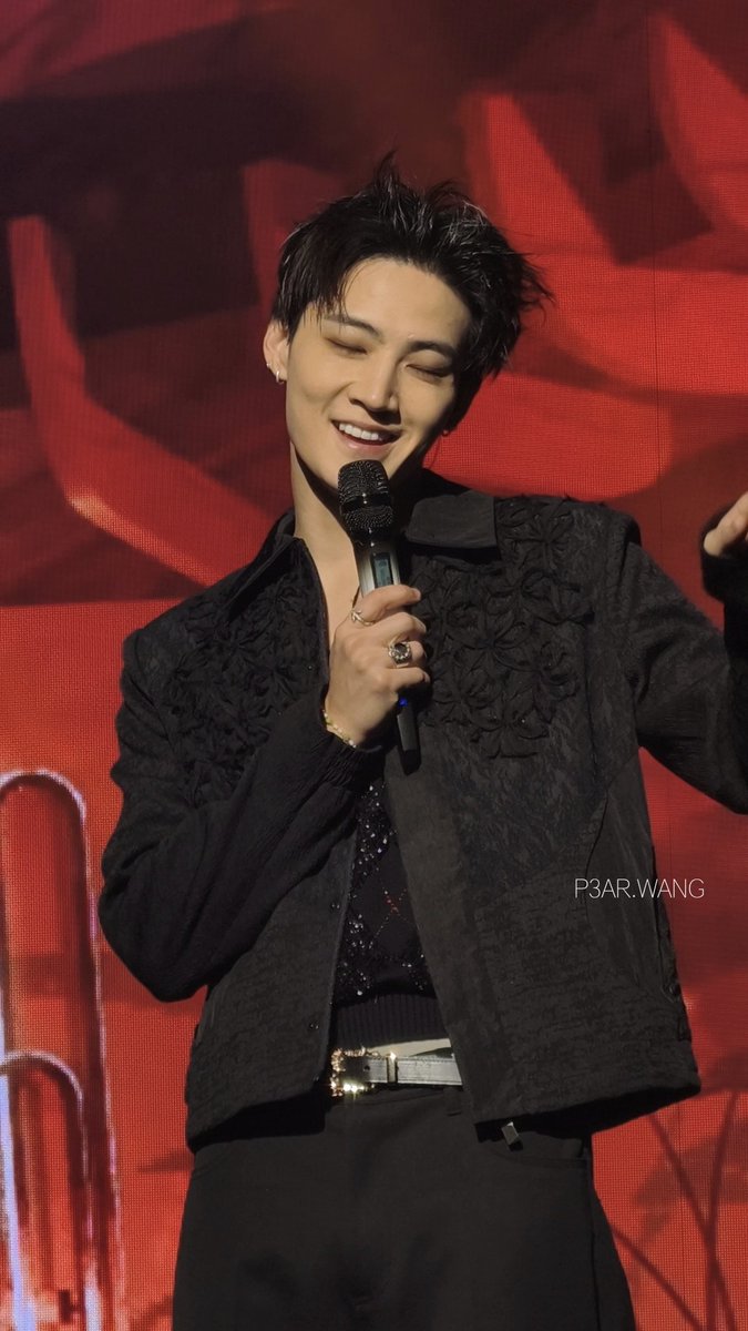 P_3AR's tweet photo. ไม่ว่าจะหันซ้ายหรือขวา ก็หล่อไปหมด

ปล.ทีมทำผมมาไทยด้วยไหมพี่ หนูขอร้องละ 😂😂😂😂

#TAPE_ROOTS_SEOUL_DAY2 #2026tape_roots_seoul 
#JAYB #제이비 https://t.co/2LgEuuCDkw