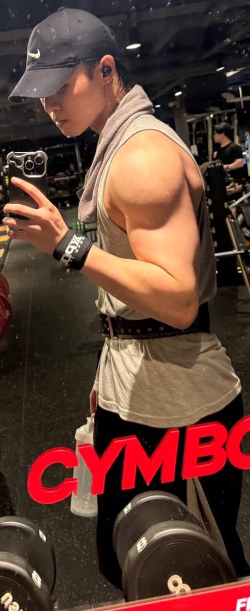 fffffaufau's tweet photo. [📸] 260710 | #KYUNGHO IG Story

🕶️: 💪🏻

🖤: *zooms in* ㅋㅋ

#경호 #장경호 #张卿昊 #JANG_KYUNGHO #ギョンホ https://t.co/qOgz4DOiUG