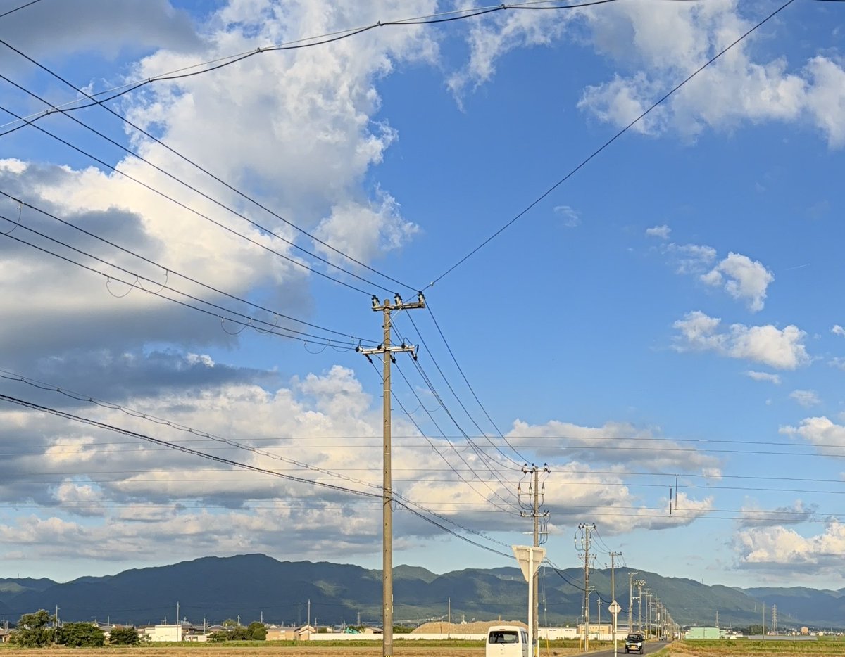 panimatex's tweet photo. 山に投影される雲の影がエモい！！^_^ https://t.co/dyGArUrZVT