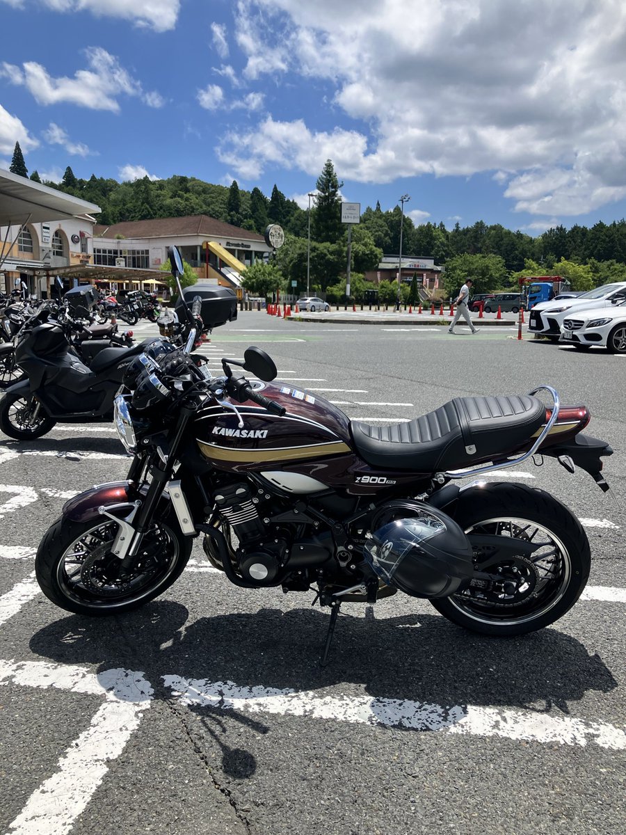 JB23_VSt's tweet photo. #Z900RS をレンタル
本当に大型か？と疑いたくなるほど軽くてビックリした

エンジン音や排気音も素晴らしい

老害懐古厨としては砲弾型ニ眼メーターも堪らない

加速も申し分なし

コーナリングも楽しい

そして何より見た目がバチクソ格好良い‼︎

全てにおいて大満足のバイクでした

欲しい‼︎ https://t.co/tlsb2xPSv7