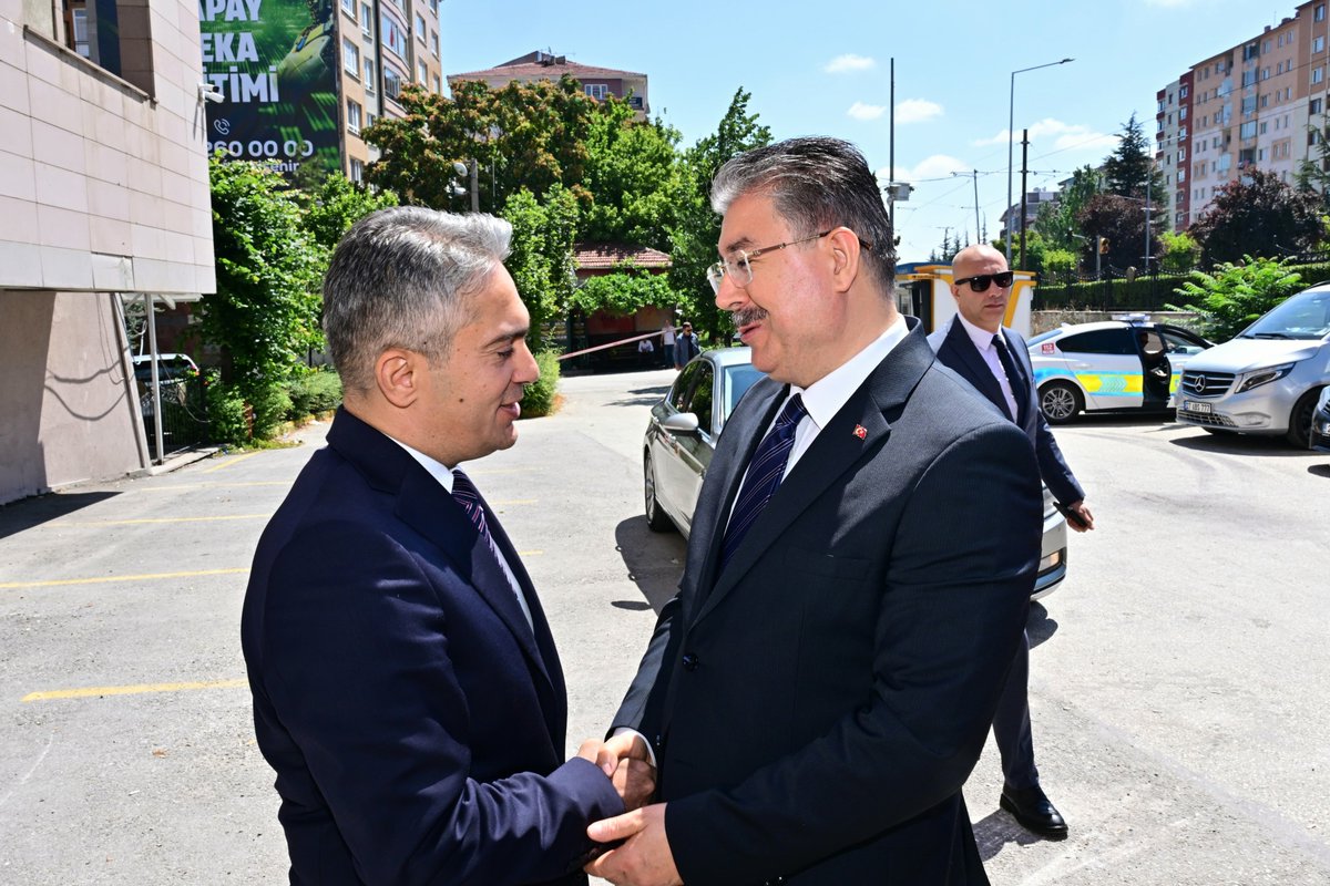 eskvaliligi's tweet photo. Valimiz Dr. Erdinç Yılmaz, HSK'nın 2026 yılı Adli ve İdari Yargı Ana Kararnamesi ile Diyarbakır Cumhuriyet Başsavcı Vekilliği görevinden Eskişehir Cumhuriyet Başsavcılığı görevine atanan Ferhat Deniz'e iadeiziyarette bulundu.

Eskişehir Cumhuriyet Başsavcılığı'nda gerçekleşen ziyarette Vali Yılmaz, Cumhuriyet Başsavcısı Ferhat Deniz'e yeni görevinin hayırlı olmasını temenni ederek çalışmalarında başarılar diledi.

Ziyarette konuşan Vali Yılmaz, 10 Temmuz Dünya Hukuk Günü'nü de kutlayarak, adaletin tesisine emek veren tüm hukukçuların, hâkimlerin, savcıların, avukatların ve hukuk camiasının Dünya Hukuk Günü'nü tebrik etti. Hukukun evrensel ilkelerinin egemen olduğu, adaletin herkese eşit şekilde tecelli ettiği bir gelecek temennisinde bulunan Vali Yılmaz, Eskişehir'de kamu kurumları ile yargı teşkilatı arasındaki güçlü iş birliği ve koordinasyonun önemine de vurgu yaptı.

Cumhuriyet Başsavcısı Ferhat Deniz ise nazik iadeiziyaretinden dolayı Vali Yılmaz'a teşekkür etti.
@DrErdincYILMAZ1 
#Eskişehir