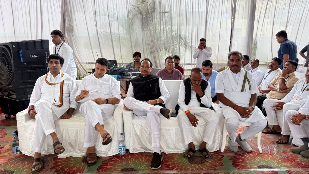 jitupatwari's tweet photo. आज झाबुआ जिले के समस्त ब्लॉक अध्यक्षों, नगर अध्यक्षों एवं मंडलम अध्यक्षों का प्रशिक्षण शिविर आयोजित किया गया।

इस शिविर में मेरे साथ पूर्व केंद्रीय मंत्री श्री कांतिलाल भूरिया जी, आदिवासी कांग्रेस के राष्ट्रीय अध्यक्ष श्री विक्रांत भूरिया जी, प्रशिक्षण विभाग के प्रभारी श्री महेंद्र जोशी जी, झाबुआ जिला अध्यक्ष श्री प्रकाश रांका जी सहित सभी सम्मानित नेतागण उपस्थित रहे।

शिविर में हमने संगठन की मजबूती, बूथ स्तर तक कांग्रेस की विचारधारा को प्रभावी ढंग से पहुँचाने, जनसरोकारों के मुद्दों को मजबूती से उठाने तथा आगामी राजनीतिक चुनौतियों के लिए संगठन को और अधिक सशक्त बनाने पर विस्तृत चर्चा की।