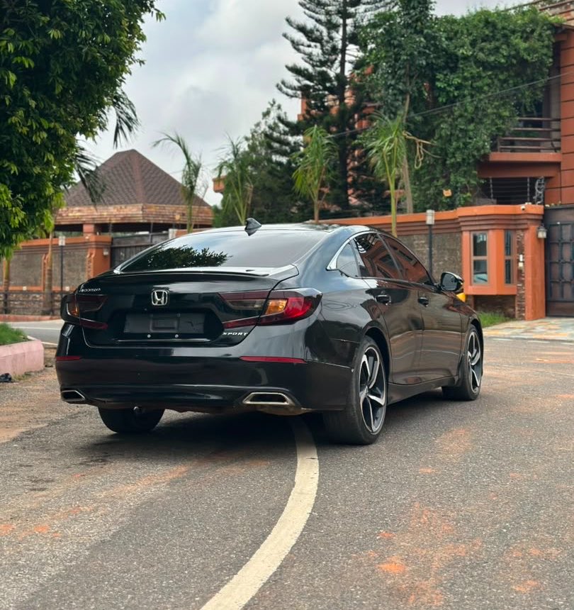 FrankDoe101's tweet photo. 2019 Honda Accord Sport 
1.5T engine 
48k miles 
Keyless entry &amp; start 
Sunroof 
Rear view camera 
PRICE — 210k p3 😁

Hit the dm
WhatsApp no in bio 

#YourCarGuy 🚘🕺🏽
#YourDubaiCarGuy 🇦🇪🇬🇭 https://t.co/pPCO4kY9UI