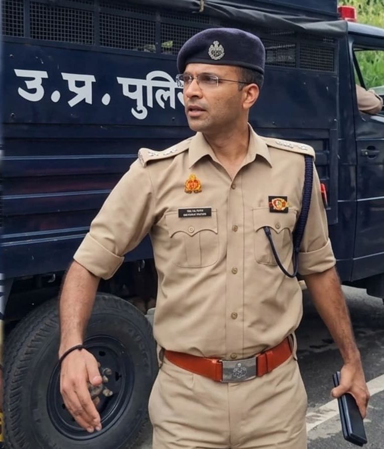 JayantAmbedkar_'s tweet photo. मेरठ पुलिस और SSP अविनाश पांडेय से सीधा सवाल।

FIR में BNS की धारा 74, 109(1) (हत्या का प्रयास), 126(2), 132, 189, 190, 195, 196, 121, 221, 223, 226, 270 जैसी गंभीर धाराएँ लगा दी गईं।

सवाल यह है कि जब प्रदर्शन शांतिपूर्ण तरीक़े से हो रहा था और वीडियो में देखा जा सकता है अविनाश पांडेय तुम ख़ुद लोगों को संविधान में दिए क़ानूनी दायरों से बाहर जाकर लोगों पे हाथ उठा रहे थे, लेकिन अब तुम अपने पॉवर का ग़लत इस्तेमाल करके इतनी गंभीर धाराएँ निर्दोष लोगों पर तुम्हारे द्वारा लगाई गईं हैं |

यदि वास्तव में हत्या के प्रयास, दंगा, पुलिस पर हमला और अन्य गंभीर अपराध हुए हैं, तो उनके सभी सबूत—वीडियो, CCTV फुटेज और अन्य साक्ष्य—सार्वजनिक किए जाएँ, या सिर्फ़ हवा हवाई में अपने पद का दुरुपयोग करोगे ?

कानून का काम न्याय करना है, डर पैदा करना नहीं।ये धाराएँ लगाई गई हैं, तो प्रमाण सामने रखिए। और अगर बिना पर्याप्त आधार के लगाई गई हैं, तो यह गंभीर सवाल खड़े करता है कि पुलिस कानून के अनुसार काम कर रही है या अपने अधिकारों का दुरुपयोग कर रही है।

अगर ऐसा कोई कृत प्रोटेस्ट कर रहे लोगों ने किया था तो उसका साक्ष्य सार्वजनिक करो !

@Uppolice कृपया मेरठ की पुलिस से कहिये कि अपने पॉवर का दुरुपयोग ना करें |