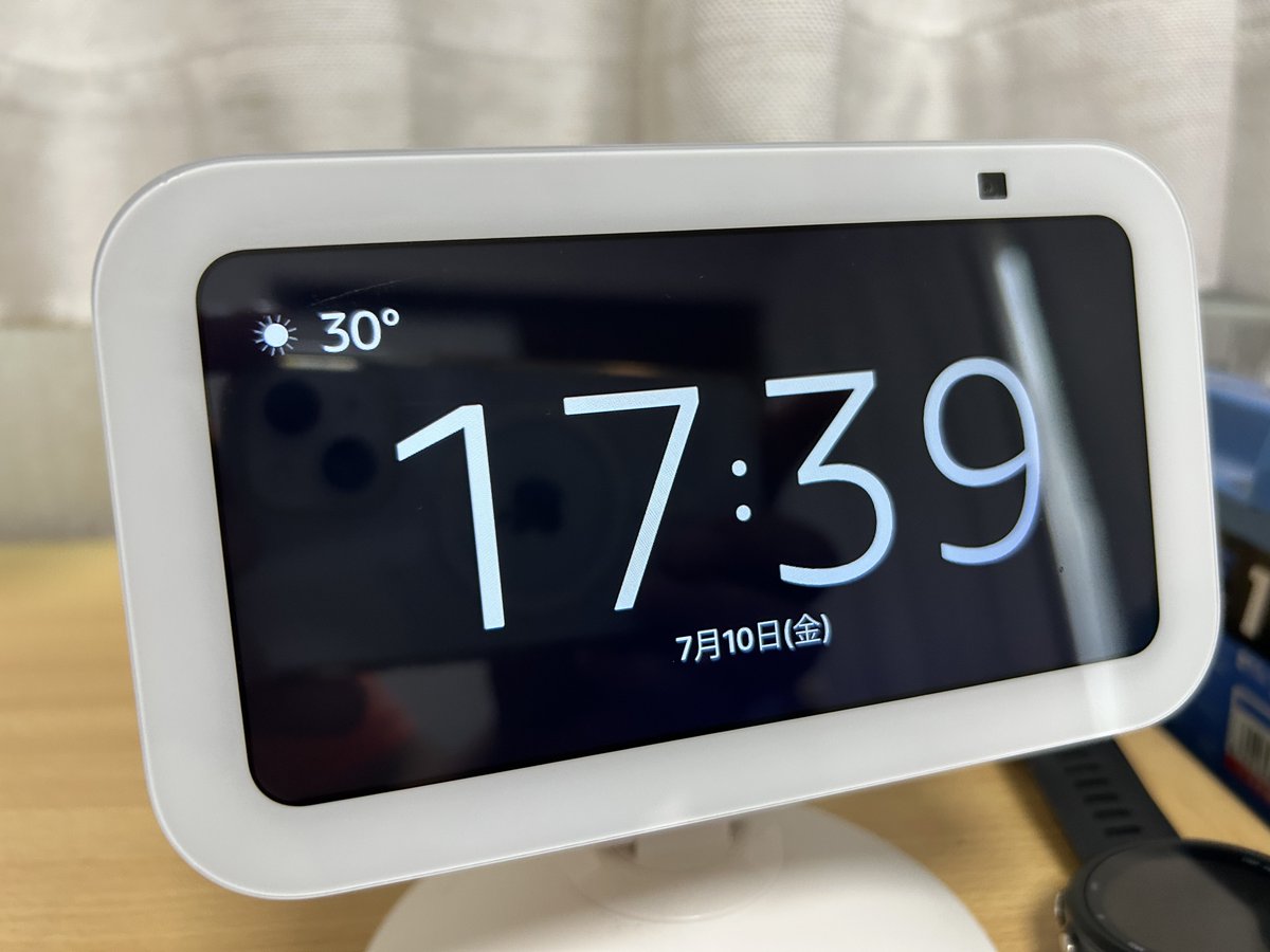 yo_bolder's tweet photo. 我が家のAmazon Echo Show君、ディスプレイは時計にしか使ってないのに、目を向けると大体Amazonの広告を表示している（確証バイアス）デバイスに成り下がったので、ほぼ24時間ナイトモードの刑に処しました。
ナイトモードでも広告頻度上がったら次は捨てる。 https://t.co/fY02Lxt3E5