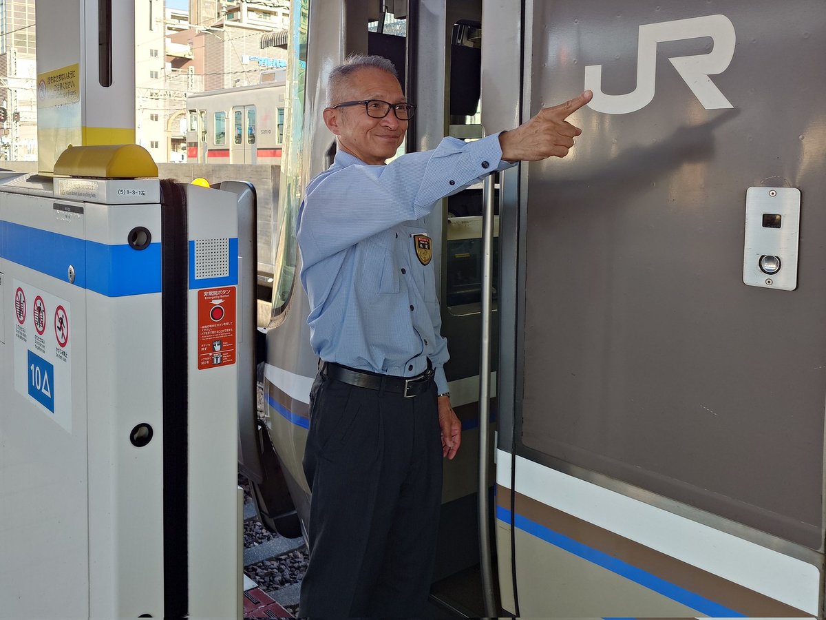 SaymUe89AdQQoSK's tweet photo. 帰りの神戸線網干行快速の車掌がレジェンド長尾車掌さんでした。了承いただいて撮影させていただきました。業務中ありがとうございました。 https://t.co/pcm0sLQemv
