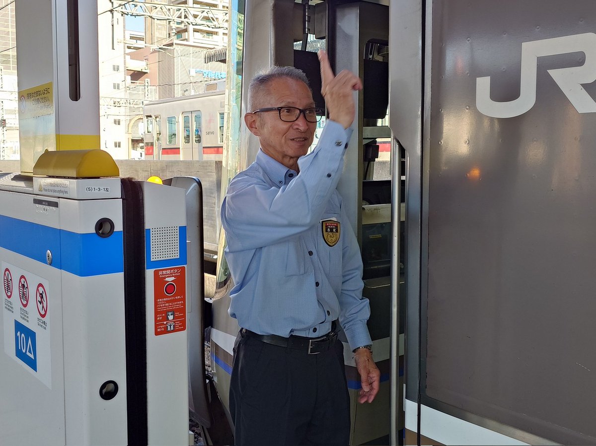 SaymUe89AdQQoSK's tweet photo. 帰りの神戸線網干行快速の車掌がレジェンド長尾車掌さんでした。了承いただいて撮影させていただきました。業務中ありがとうございました。 https://t.co/pcm0sLQemv