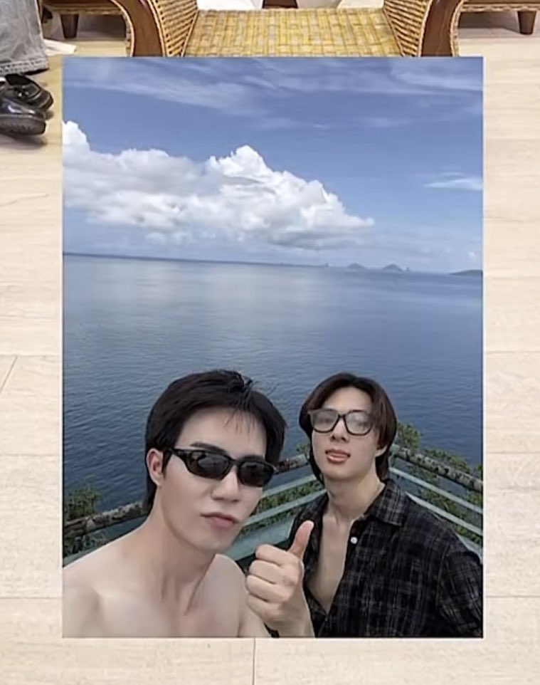 _bbubutt's tweet photo. 🌊 : หนูไปก่อนเฮีย 10 นาที เดี๋ยวเฮียตามไป จากทางไกลเขาบอก 400 ขั้น ให้หนูไปก่อนแล้วก็รีบตามไป มันเป็นทางขึ้นลงทางเดียวกะวิ่งแต่ไม่ไหว (พี่ซีท้าให้น้องนิวเดินขึ้นบันไดไปก่อน 10 นาที) 
🐱 : ขึ้นบันได 400 ขั้นตามผมขึ้นไป ผมล่วงหน้าไปก่อน ประมาณ 5 นาที 10 นาที 

/รูปพิเศษรูปที่ 2 เป็นวันที่ซีนิวไปเดินขึ้นบันได 400 ขั้นกัน (พึกถอดเสื้อเดิน ที่น้องนิวแซวตอนไลฟ์ว่า ไม่ต้องมีแล้วมั้งเสื้อ 😂🥹) 

ZEENUNEW LIVE WITH BBB
#MilesOfLoveForZeeNuNew