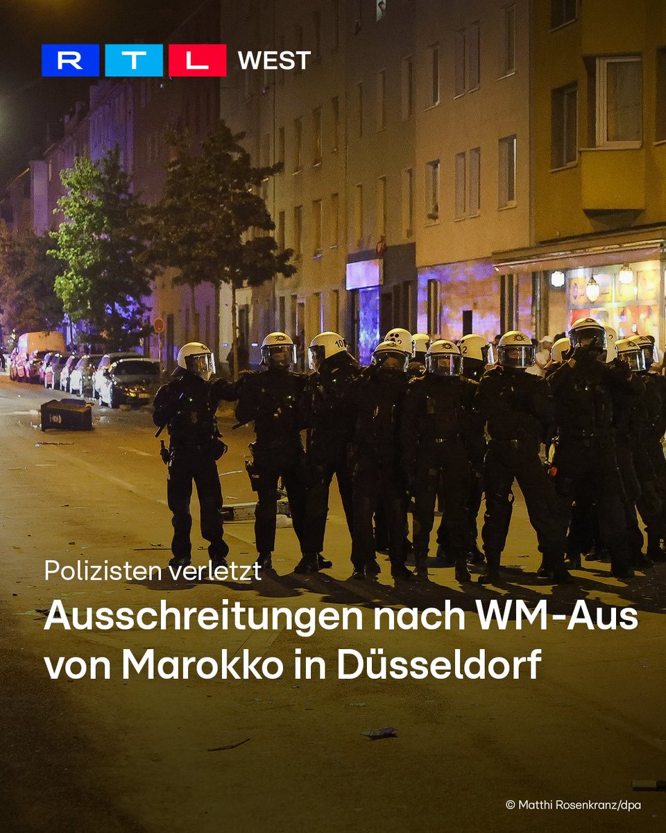 RTLWEST's tweet photo. Nach dem #WM-Aus von #Marokko kam es am Donnerstagabend (09.07.) zu Ausschreitungen in Düsseldorf. Etwa 1.500 #Fußballfans versammelten sich vor dem Hauptbahnhof. Die #Polizei war mit einem Großaufgebot vor Ort. Irgendwann wurden Böller und Glasflaschen auf Polizisten geworfen. Drei Beamte wurden verletzt. Zwei Männer wurden festgenommen und kamen in Polizeigewahrsam. Marokko verlor im Viertelfinale der Fußball-#Weltmeisterschaft gegen #Frankreich.