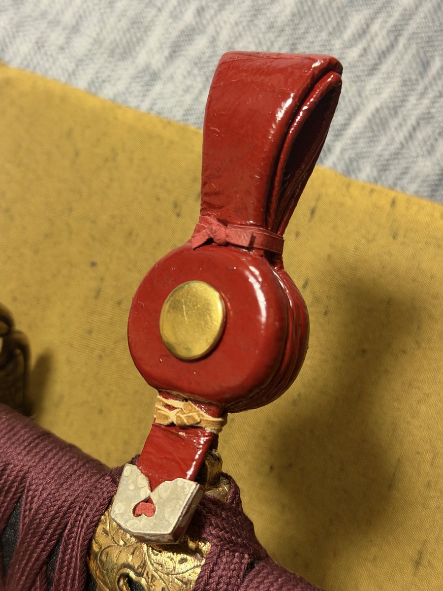 sakone_shogen's tweet photo. 韋包太刀製作⑤
ボタン状の金属板にロウ付で足をつけた太鼓鋲を四つ製作し、左右の太鼓革の裏表に取り付け、足金物に取り付ける。
革先を結ぶ革緒の色が違うのは、ベンガラを塗った革緒がどうしても結ぶ際に千切れてしまうので、耐久性の高い燻べ革で代用したため。
後日色付けします〜 https://t.co/aojJR3dcKU