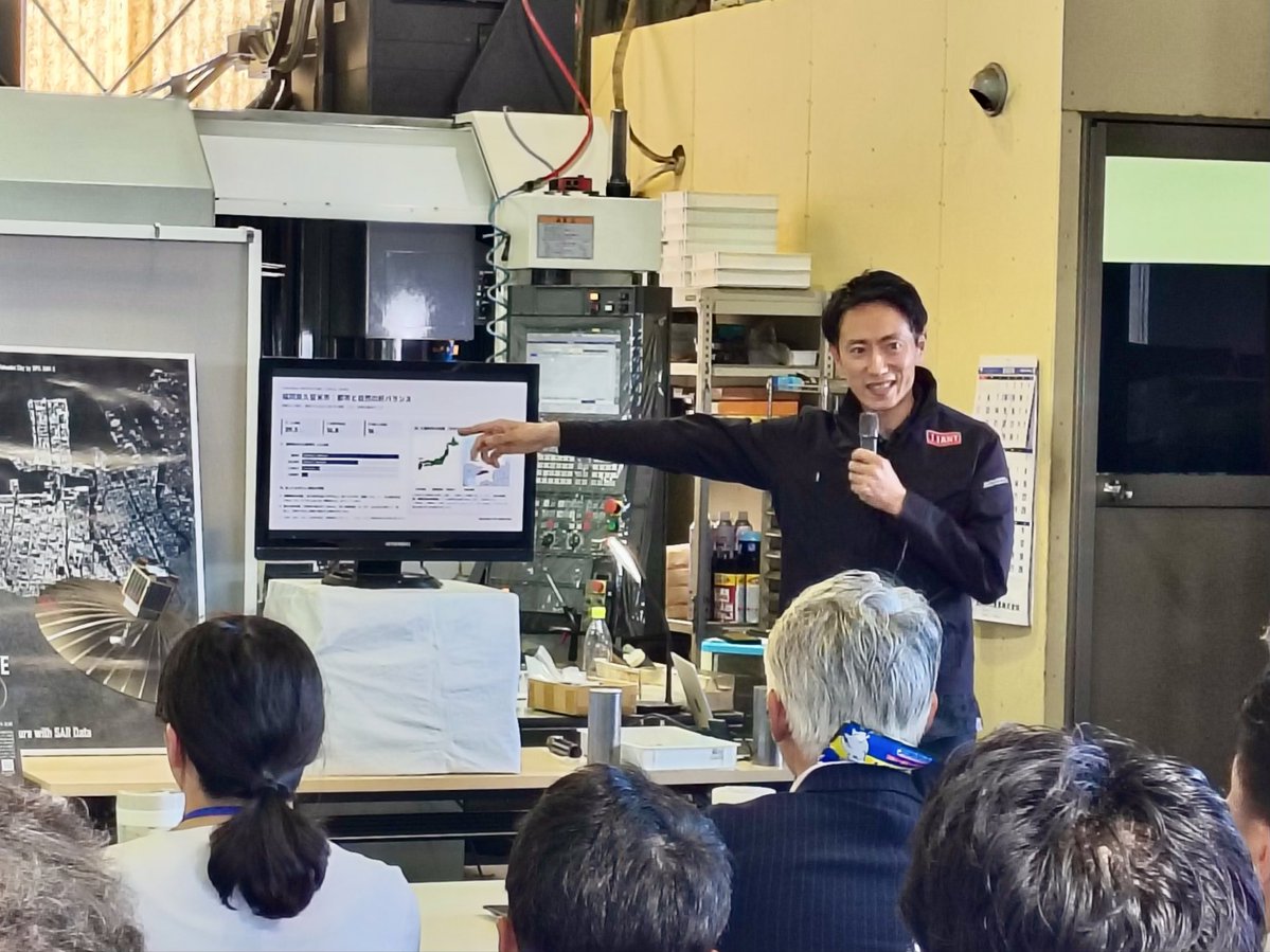 QPS_Inc's tweet photo. 三菱UFJリサーチ＆コンサルティング様が主催する顧客向けツアー企画にて、QPS-SARプロジェクトを支えてくださっている地元のパートナー企業様（オガワ機工様、アイアント様、昭和電気研究所様、峰勝鋼機様）をめぐる1泊2日の視察ツアーが実施されました🙌

先週、そして今週も本日までの2回にわたり、合計60名を超える企業の代表・経営層等の皆様にご参加いただきました。  
現場での実機視察や、CEO大西も登壇した講演会・パネルディスカッションでは、様々な分野で事業を展開される参加者の皆様から非常に熱心で具体的なご質問を多数いただき、大変充実した時間となりました。

皆様の今後の新たな事業展開、九州からさらなる宇宙ビジネスの発展や新たなコラボレーションに繋がることを、心より願っております！ご参加いただいた皆様、そして素晴らしい企画を主催いただいた皆様、本当にありがとうございました✨🚀