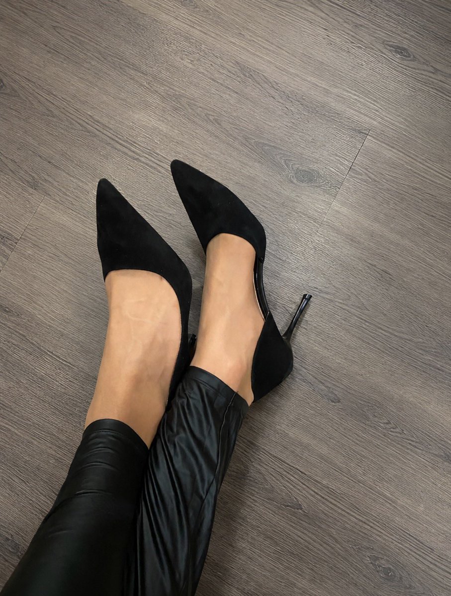 Calze234866's tweet photo. Lassan itt a hétvége🥰

#harisnya #nylonfetısh https://t.co/SxJTrGHJMh