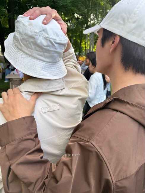 pipipinkfourth's tweet photo. Gemini being soooo protective of his pregnant husband🥰

“Cape nggak sayang? Aku pijitin ya.”

GFSN OISHI JAPAN TRIP
#OishixGFSNTrip2026 https://t.co/aVf3EJcPp1
