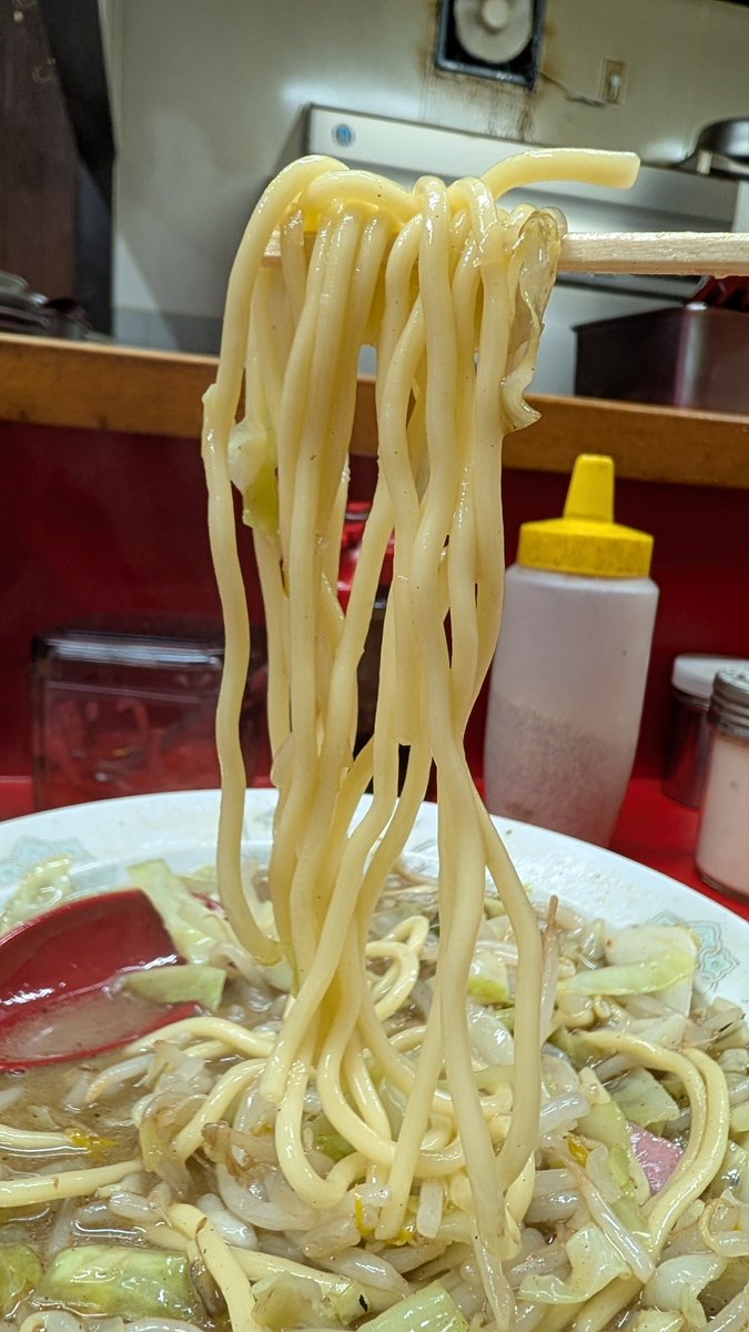 knzwk5's tweet photo. 福岡の取引先に教えてもらった店。
ラーメンと焼めしが美味かったのでリピート。
なんでもチャンポンも美味しいらしい。
いや美味しかったけど、なんで二郎系みたいな盛りなんや。。

#大ちゃんラーメン

チャンポン¥800 https://t.co/0AuCaNGMHE
