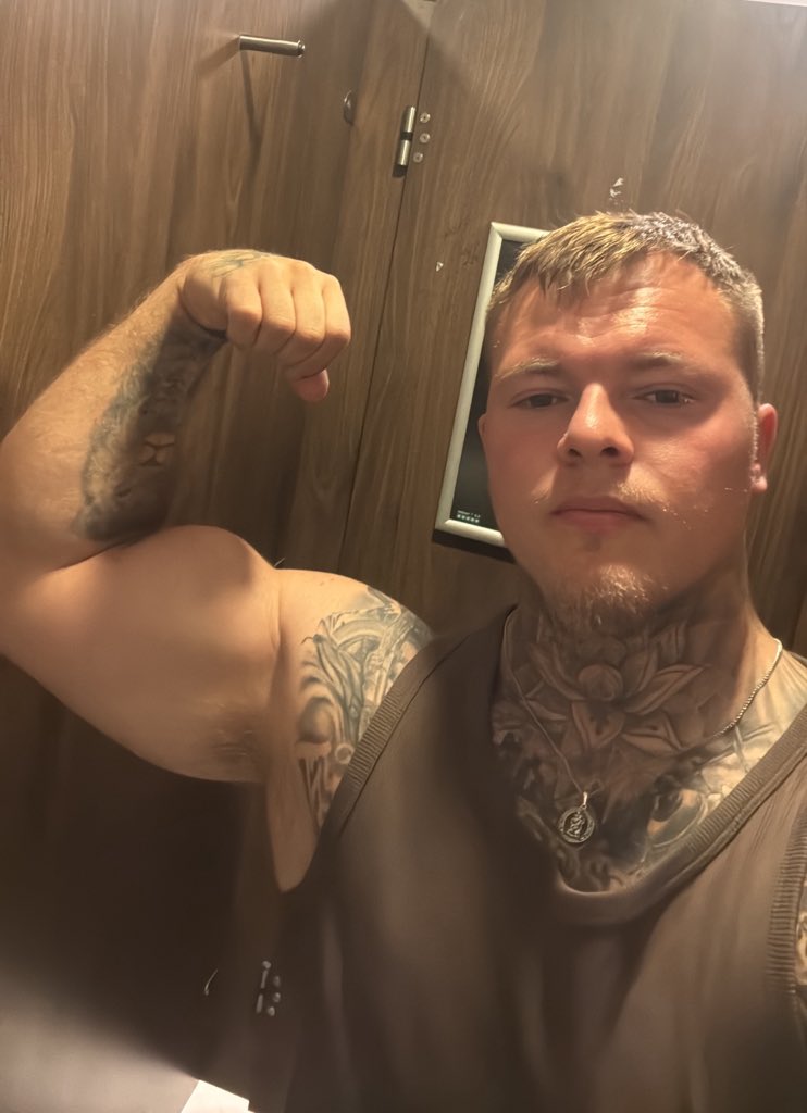 Alphajackedd's tweet photo. Hey @HardyHardy666 I’m going out for dinner tonight.. my card needs topping up. 

Plus it’s Friday.. what a great way to start the weekend. https://t.co/StC2CMp2BS