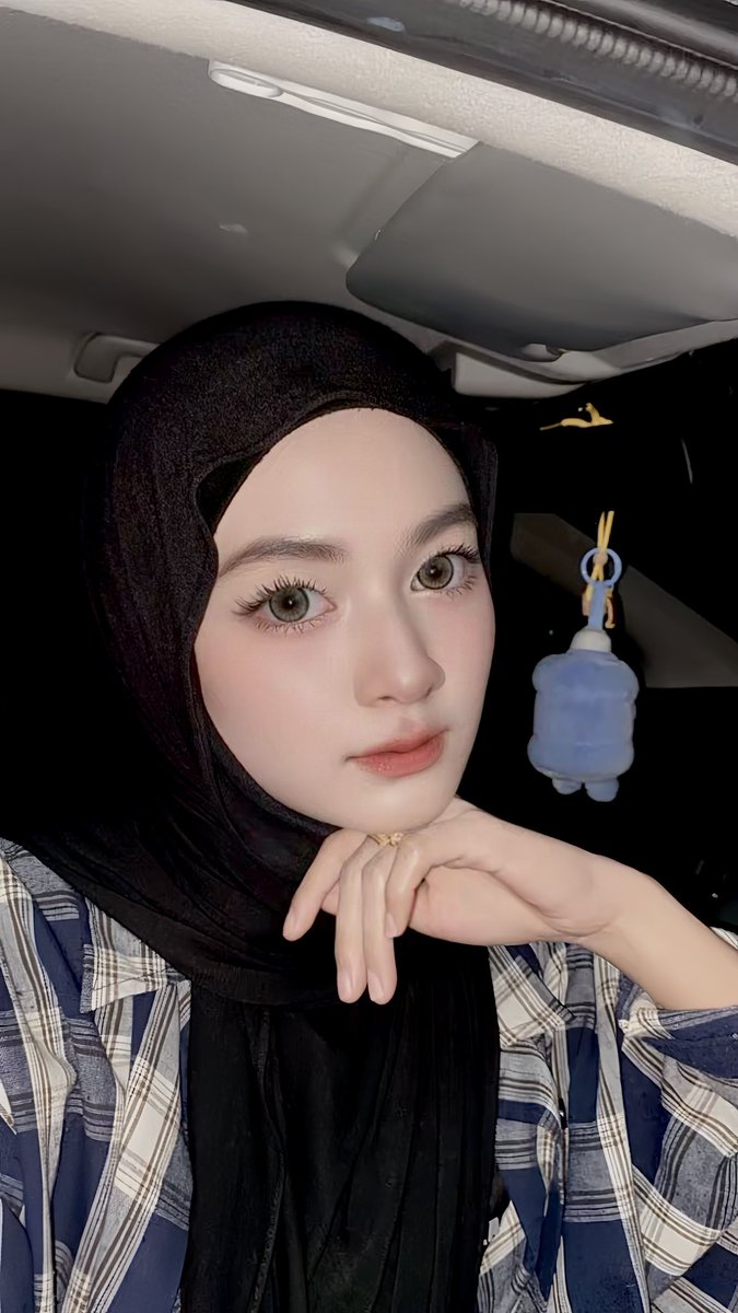 aaisyloe's tweet photo. tangan mesti nak landing dekat dagu ek 😂 https://t.co/lWUYeaN5To