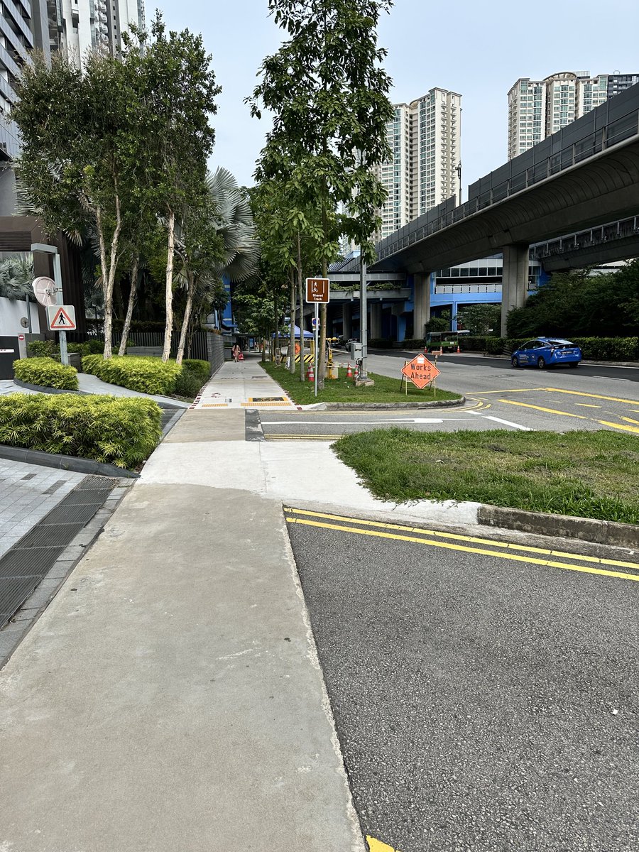 teecheu's tweet photo. When we have a national policy and mandate, we can have public sidewalks like that of Singapore in Malaysia, in every taman, town, and bandaraya. 

Make this basic amenity a national priority.

Policy matters. 

#SidewalksMalaysia
#MalaysiaPolicy https://t.co/qDu7lsiSy6