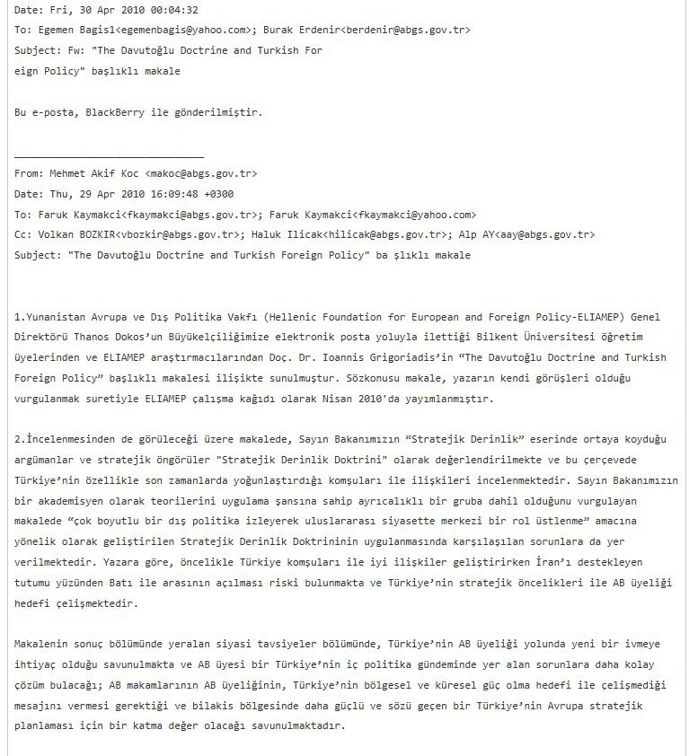 a_stalidis's tweet photo. Μου διέφυγε αυτό το διαμάντι στο ιστορικό περί Θάνου Ντόκου.

Παίρνω τα γεγονόντα με τη σειρά.

✅Στις 5/12/2026 τα Wikileaks δημοσιεύουν 57.934 emails από τον προσωπικό λογαριασμό του Berat Albayrak, ο οποίος είναι ο γαμπρός του Ερντογάν και τότε ήταν υπουργός Ενέργειας. (Σήμερα είναι ένας από τους επίδοξους διαδόχους του Ερντρογάν). Πρόκειται για emails που στάλθηκαν μεταξύ Απριλίου 2000 και Σεπτεμβρίου 2016. Ο φάκελος με όλα τα εμαιλς ονομάστηκε Berats Box. Φωτό 1, πηγή 1 από το σάιτ των wikileaks.

✅Εκεί βλέπουμε ένα εμαιλ με τίτλο "Fw: "The Davutoğlu Doctrine and Turkish Foreign Policy" başlıklı makale". Το εμαιλ στάλθηκε στις 29 Απριλίου 2010 και ξανά την επομένη 30 Απριλίου 2010 ξεκινώντας από τη πρεσβεία της Τουρκίας στην ΕΕ και φτάνοντας στον Berat.

Στο email διαβάζουμε τα εξής: 

«1. Επισυνάπτεται το άρθρο με τίτλο "Το Δόγμα Νταβούτογλου και η Τουρκική Εξωτερική Πολιτική", του Αναπληρωτή Καθηγητή Δρ. Ιωάννη Γρηγοριάδη — μέλους ΔΕΠ στο Πανεπιστήμιο Μπιλκέντ και ερευνητή στο ΕΛΙΑΜΕΠ (Ελληνικό Ίδρυμα Ευρωπαϊκής και Εξωτερικής Πολιτικής) — το οποίο διαβιβάστηκε στην Πρεσβεία μας μέσω email από τον Θάνο Ντόκο, Γενικό Διευθυντή του ΕΛΙΑΜΕΠ.» Φωτό 2,3,4, πηγή 2

✅Εξηγώ: ο κ. Θάνος Ντόκος (τότε διευθυντής του ΕΛΙΑΜΕΠ) έστειλε email στην Τουρκική πρεσβεία στην ΕΕ στις Βρυξέλλες με αδημοσίευτη (τότε) έκθεση του μέλους του ΕΛΙΑΜΕΠ Ι. Γρηγοριάδη, ο οποίος ήτανε διδακτικό προσωπικό στο πανεπιστήμιο Μπιλκέντ της Άγκυρας στην Τουρκία με θέμα το δόγμα Νταβούτογλου και την εξωτερική πολιτική. Το εμαιλ αυτό κοινοποιήθηκε από τη πρεσβεία στον γαμπρό του Ερντογάν και υπουργό Ενέργειας Berat Albayrak.

✅Η έκθεση αυτή έχει ημερομηνία Απριλίος 2010, όμως τότε ακόμα δεν είχε δημοσιευθεί στο ΕΛΙΑΜΕΠ. Δημοσιεύθηκε τον επόμενο μήνα και βρίσκεται ακόμα στη σελίδα του ΕΛΙΑΜΕΠ αυτούσια. Βλέπουμε από τη διεύθυνση του pdf αρχείου τον μήνα 2010 - 05, άρα Μάιος. Την βλέπουμε στην πηγή 3 και φωτό 5.

✅Στην έκθεση αυτή βλέπουμε συμβουλές προς την Τουρκία για το πώς θα εισέλθει στην ΕΕ, θα λύσει τις κρίσιμες εσωτερικές της διαμάχες δηλαδή με τους Κούρδους αλλά και τη διαμάχη ισλαμιστών - κεμαλιστών. Στα τελικά συμπεράσματα λέει ότι «οι ευρωπαϊκές αρχές θα πρέπει(!) να καταστήσουν σαφές ότι οι τουρκικές φιλοδοξίες για ηγετικό περιφερειακό και παγκόσμιο στρατηγικό ρόλο δεν είναι ασυμβίβαστες με την ένταξη στην ΕΕ. Μια Τουρκία που απολαμβάνει αναβαθμισμένη στρατηγική θέση και εγκάρδιες σχέσεις με τους γείτονές της στη Μέση Ανατολή θα είναι ένα πιο ελκυστικό κράτος μέλος της ΕΕ και ένα πλεονέκτημα στον ευρωπαϊκό στρατηγικό σχεδιασμό.» 
Φωτό 6 και ίδια πηγή με πριν, πηγή 3

✅Εξηγώ. Δηλαδή ο Έλληνας καθηγητής στην Τουρκία και μέλος του ΕΛΙΑΜΕΠ γράφει έκθεση για το πώς θα εξυπηρετήσει καλύτερα η Τουρκία τους στρατηγικούς της στόχους, και ο διευθυντής του κ. Ντόκος (και από το 2019 Σύμβουλος Ασφαλείας του πρωθυπουργού στο Μαξίμου) το στέλνει επισήμως στους Τούρκους, πριν μάλιστα δημοσιευθεί στο ΕΛΙΑΜΕΠ. 

Μία η αγωνία πώς θα πετύχει η Τουρκία να γίνει περιφερειακή δύναμη με παγκόσμιο ρόλο και μία αγωνία πώς θα συμβουλέψουμε πρώτα τους Τούρκους πριν το δημοσιεύσουμε στο σάιτ μας..

Η έκθεση δεν είναι απόρρητη. Είπαμε ότι βρίσκεται ακόμα στο σάιτ του ΕΛΙΑΜΕΠ μέχρι και τώρα (πηγή 3). 

Θυμίζω τι σημαίνει ΕΛΙΑΜΕΠ:

ΕΛληνικό Ιδρυμα ΑΜυνας και Εξωτερικής Πολιτικής.

Μήπως τελικά να ονομαστεί ΤΙΑΜΕΠ; 

Μήπως τελικά το ΕΛΙΑΜΕΠ δεν είναι απλά άντρο εθνομηδενιστών, όπως νομίζουμε τόσα χρόνια (και λόγω της ακαδημαϊκής του φήμης, παρασέρνει πολλούς φερέλπιδους νέους που νομίζοντας ότι θα κάνουν καριέρα είτε στα πανεπιστήμια, είτε στα κυβερνητικά συμβούλια, έλκονται από αυτό και υποχρεώνονται να αναπαράγουν όσα τους λένε οι προϊστάμενοί τους εκεί), αλλά κάτι λίγο διαφορετικό;

Για παράδειγμα, δεν είναι εύλογο ένας διευθυντής ενός πραγματικού *ΕΛ*ιαμέπ, να βάλει 5 ανθρώπους να διαβάσουν με μεγάλη προσοχή και τα σχεδόν 58000 emails του Berat επί 16 χρόνια και να εκπονήσουν σειρά εκθέσεων για το πώς λειτουργεί η Τουρκία, ποια είναι τα πρόσωπα κλειδιά, τι σκέφτονται σε κάθε τους πράξη, τι σκοπό έχουν, τι σχέδια έχουν, πώς δρουν; 

Πηγές

(1) https://t.co/F6DvzeU0nd
(2) https://t.co/hOqZk1ukAe
(3) https://t.co/kbJjq10rcu