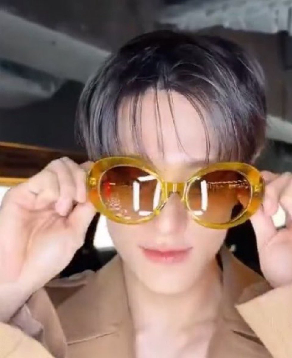 mono_0423's tweet photo. 신행 공항 면세에서 재밍이한테

재미나 이거밯( .🕶️)
모야모야~이게마음에들어써~?(ᵒ̴̶̷᷄ωᵒ̴̶̷᷅*) )੭⁾⁾ 
너ꉂꉂ(.◜◡◝)
나ㅎㅎ??
웅 같이 쓰잫ꉂꉂ(.◜◡���)
.
.
.
( 🕶️✿)( .🕶️ ) 
또각, 또각, 또각, https://t.co/wKkBdt6MmP