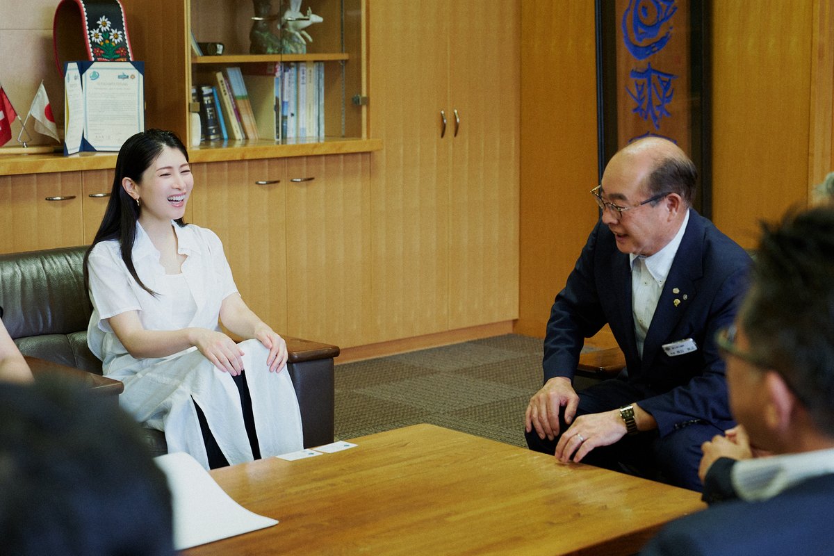 minori_contact's tweet photo. 8/1に河口湖ステラシアターで開催する「New me,」に向けて、富士河口湖町の渡辺町長へご挨拶してきました！

渡辺町長はユーモアにあふれ、人を楽しませる天性のエンターテイナー♪

今年もよろしくお願いします！

#茅原実里NM https://t.co/2xQ7BF1csw