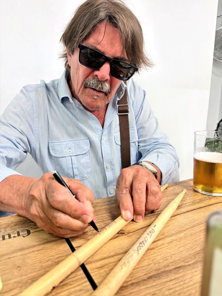 BetisFeria's tweet photo. El socio Antonio Molina, donó para la peña las baquetas del concierto homenaje a Silvio con el que Pive Amador se cortó la coleta como batería. Ahí queda para el recuerdo, con su firma. https://t.co/6ZMfpPVnMK