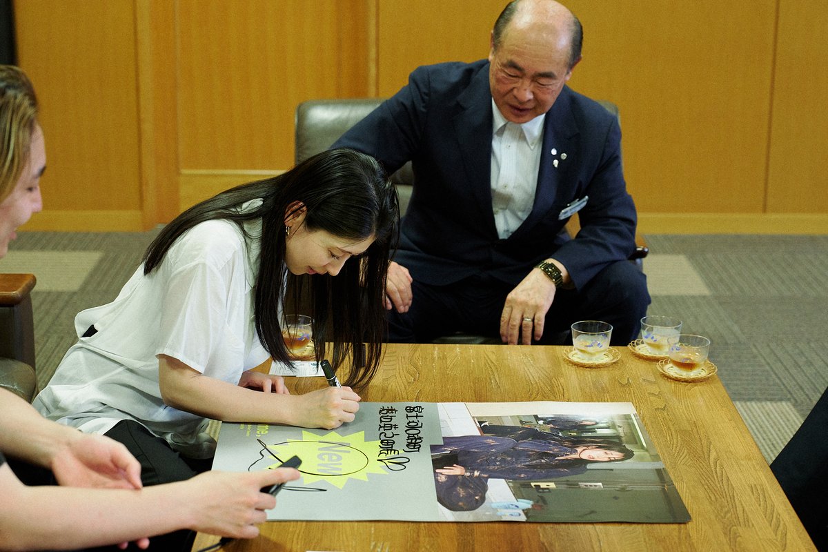 minori_contact's tweet photo. 8/1に河口湖ステラシアターで開催する「New me,」に向けて、富士河口湖町の渡辺町長へご挨拶してきました！

渡辺町長はユーモアにあふれ、人を楽しませる天性のエンターテイナー♪

今年もよろしくお願いします！

#茅原実里NM https://t.co/2xQ7BF1csw