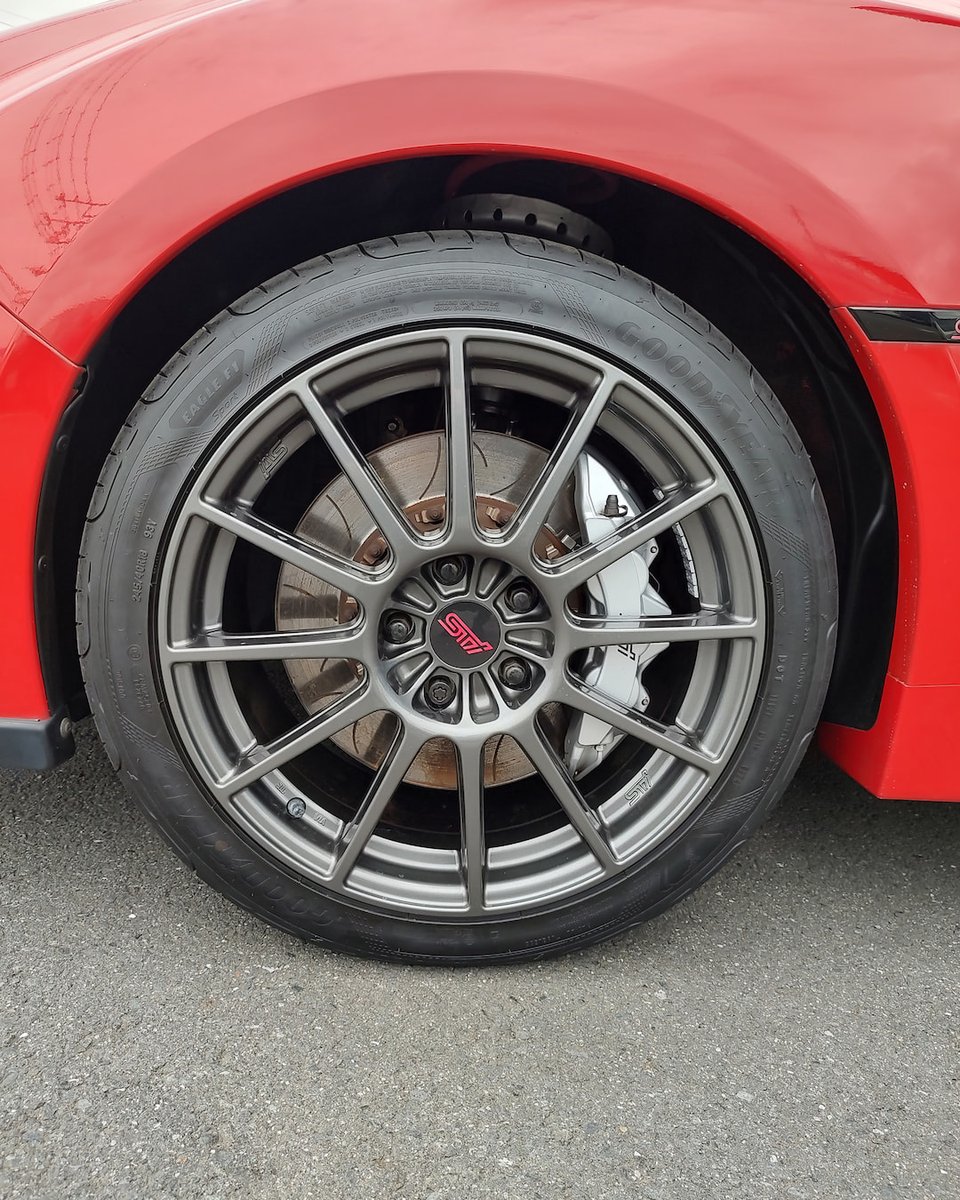 GarageEastJapan's tweet photo. #スバル #インプレッサ ハッチバックSTI #R205 ライトニングレッドです
昨日は動画投稿時にかなり色が薄く出てしまいました。実物はこちらの色が近しいと思います
2010年に400台限定で販売されたR205。そのうちライトニングレッドは17台しか販売されていないかもしれない超レアな1台ですね
#subaru https://t.co/oYtqiUmUOz