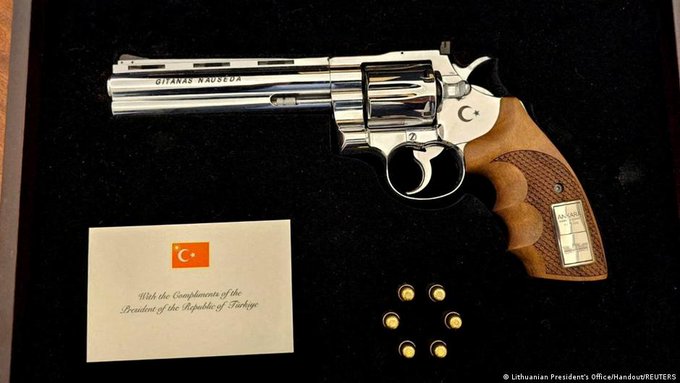 RidvanKaya_'s tweet photo. Erdoğan'ın hediye seçimi tartışılabilir elbette ama Batılı liderlerin ikiyüzlülüğü asla!
İngiltere ve Almanya başbakanları silahları Ankara'da elçilikte bırakmışlar!
Soykırımcı Siyonistleri dişlerine tırnaklarına kadar ağır silahlarla donatan bu alçaklar ne kadar da barışçılmış! https://t.co/mz6jvk4KeY
